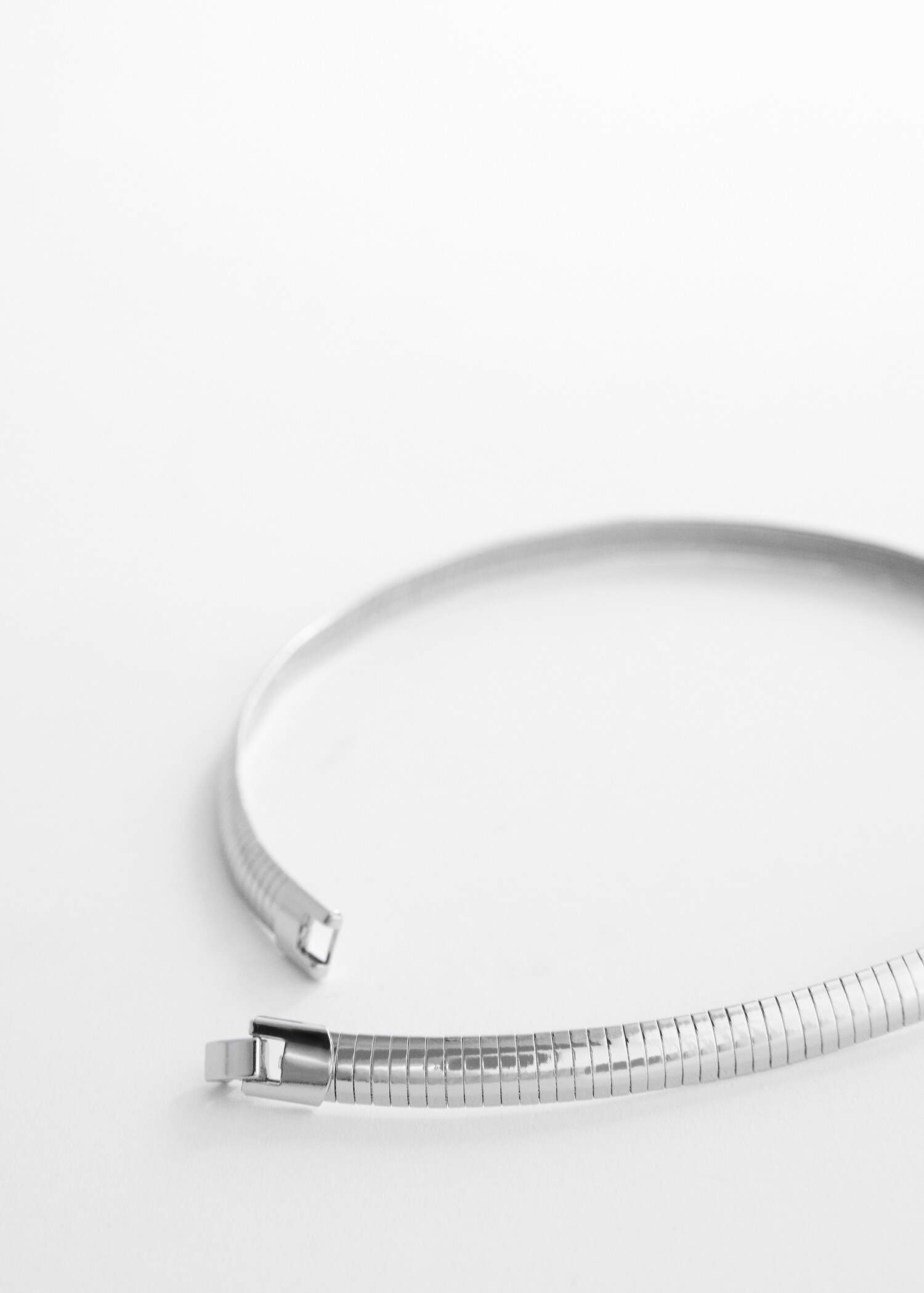 Onbuigzame choker zilvercoating - Middenvlak