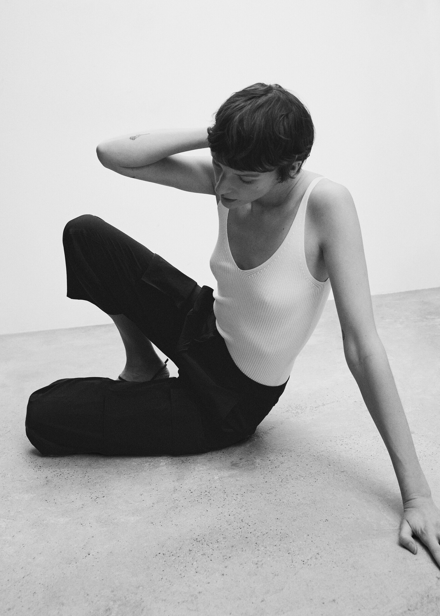 V-neck knitted top - Details of the article 2