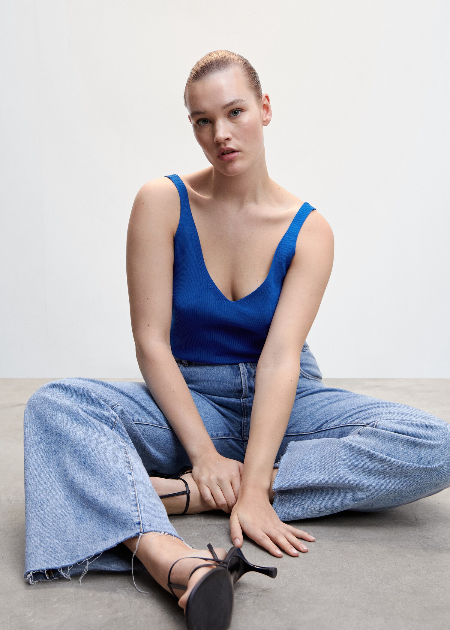 V-neck knitted top - Details of the article 4