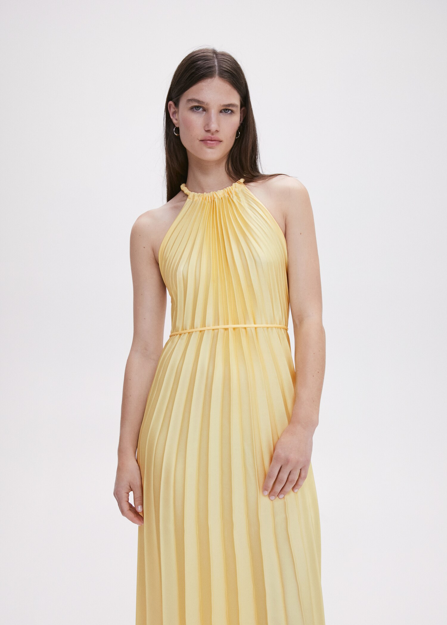 Vestido plisado cuello halter - Plano medio