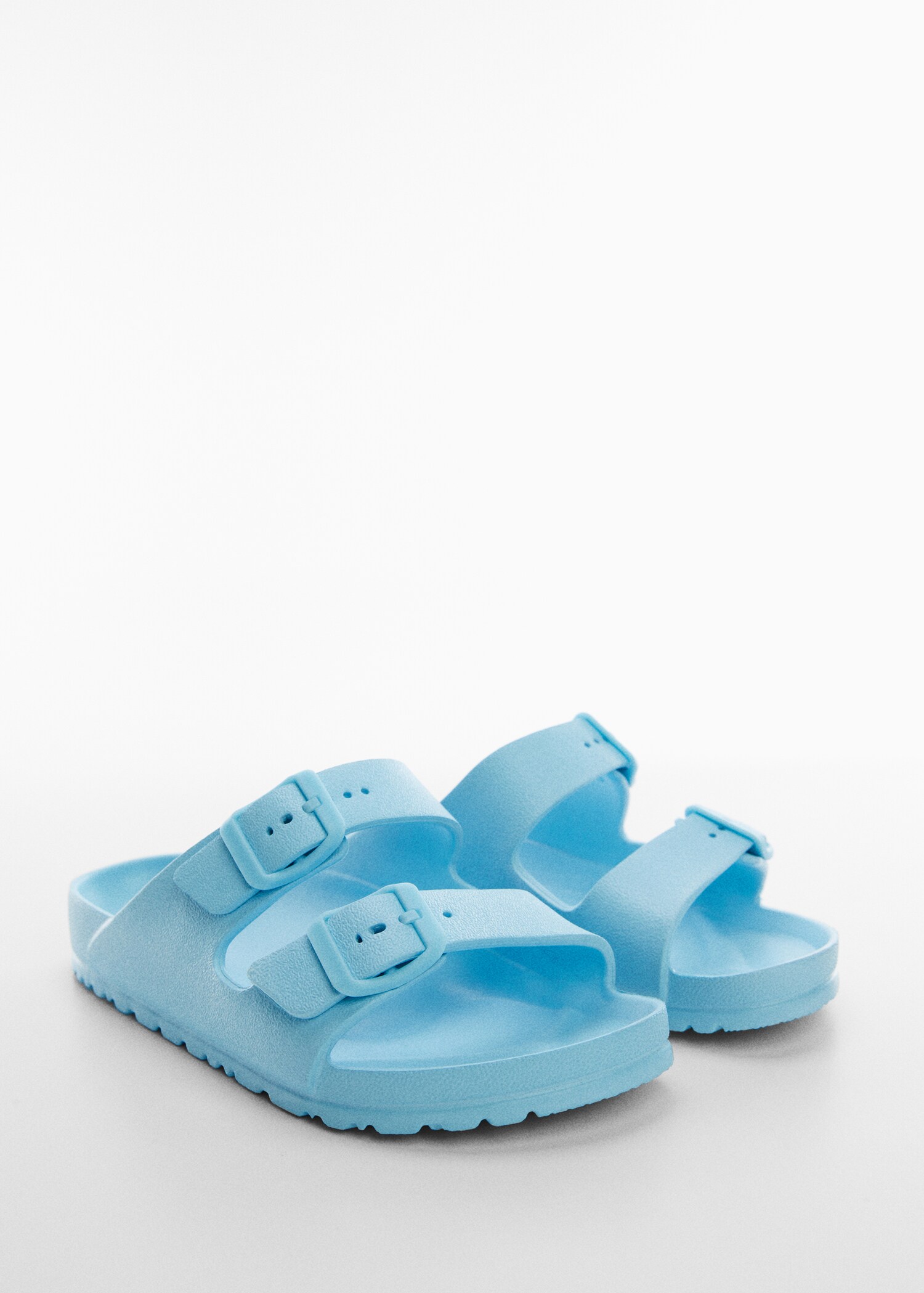 Slippers med spenner - Halvtotal bildeutsnitt