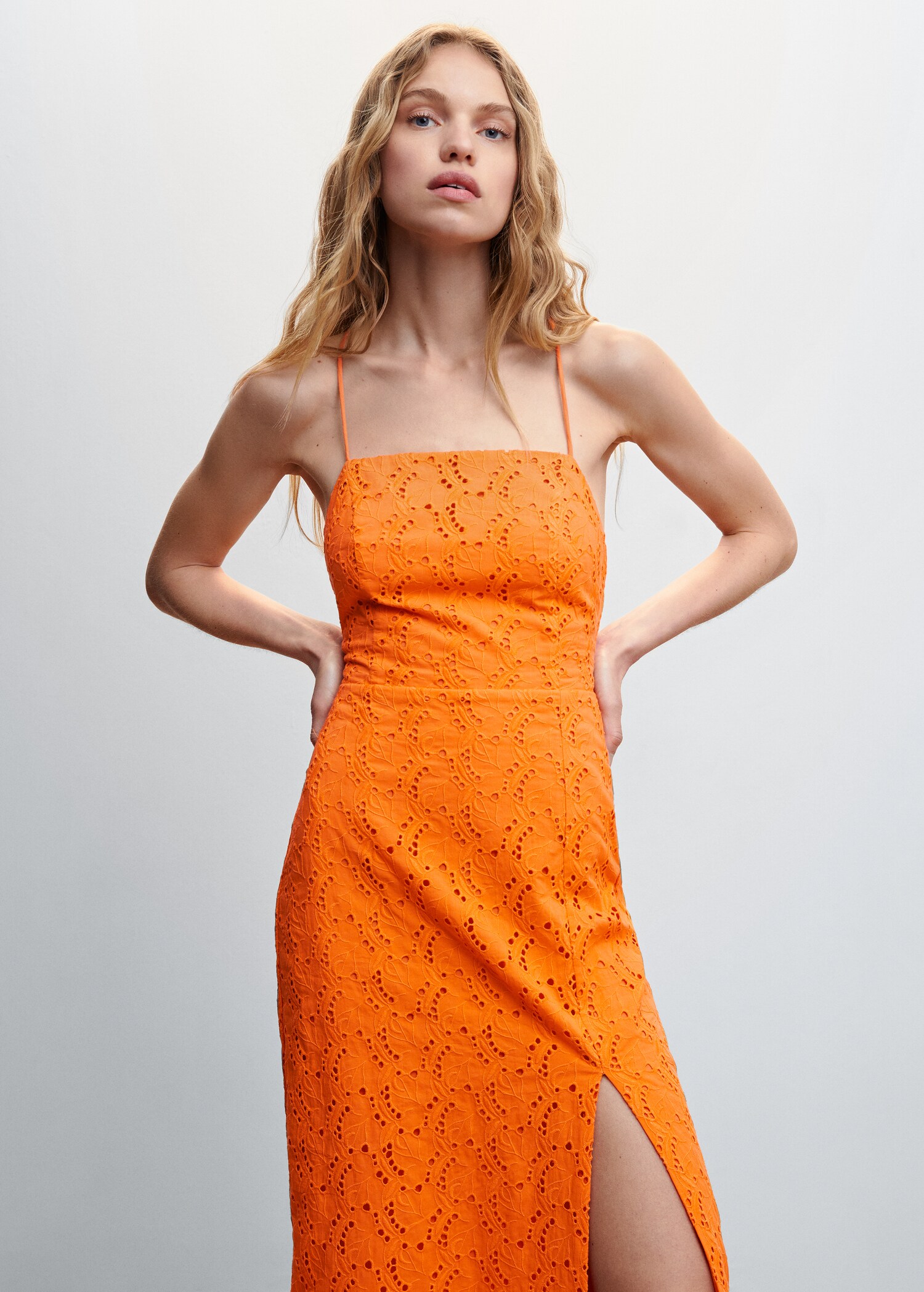 Openwork dress with opening - Medium plane
