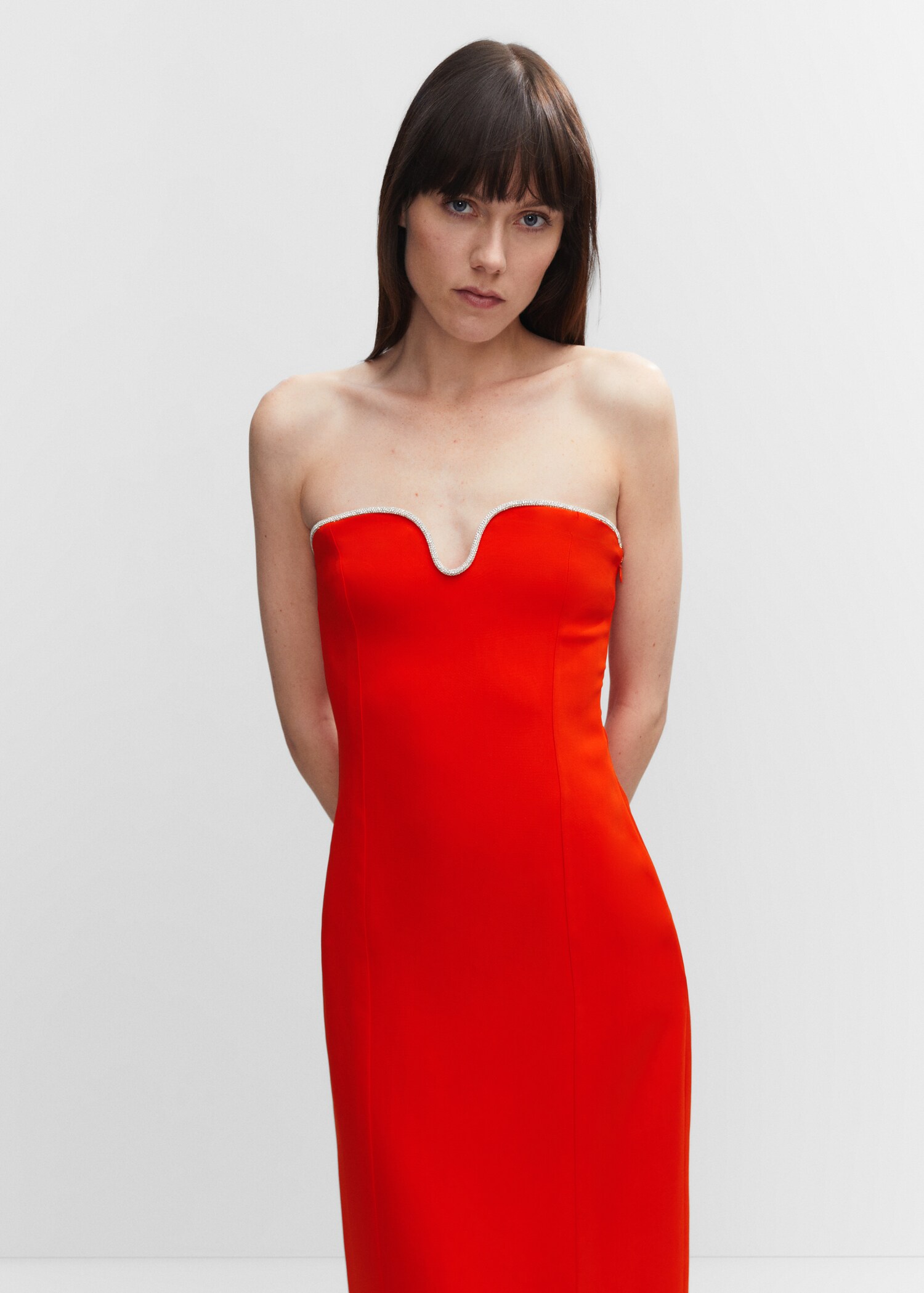 Robe col détail métallique - Plan moyen