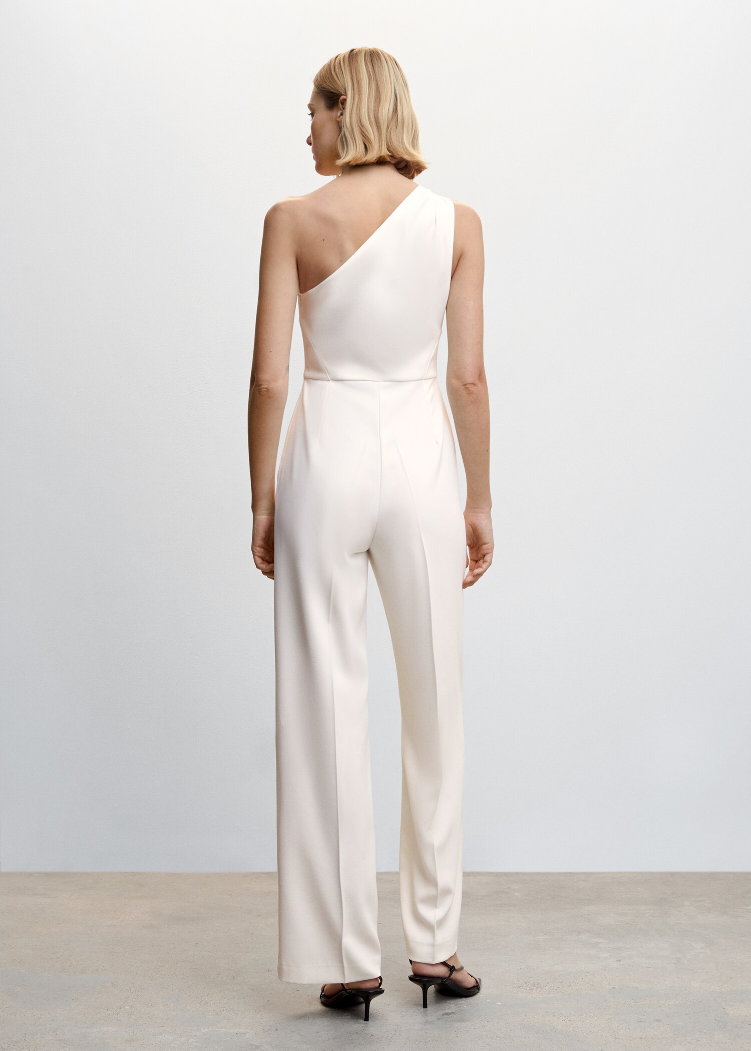 Asymmetrischer Jumpsuit mit Metallic-Detail - Rückseite des Artikels