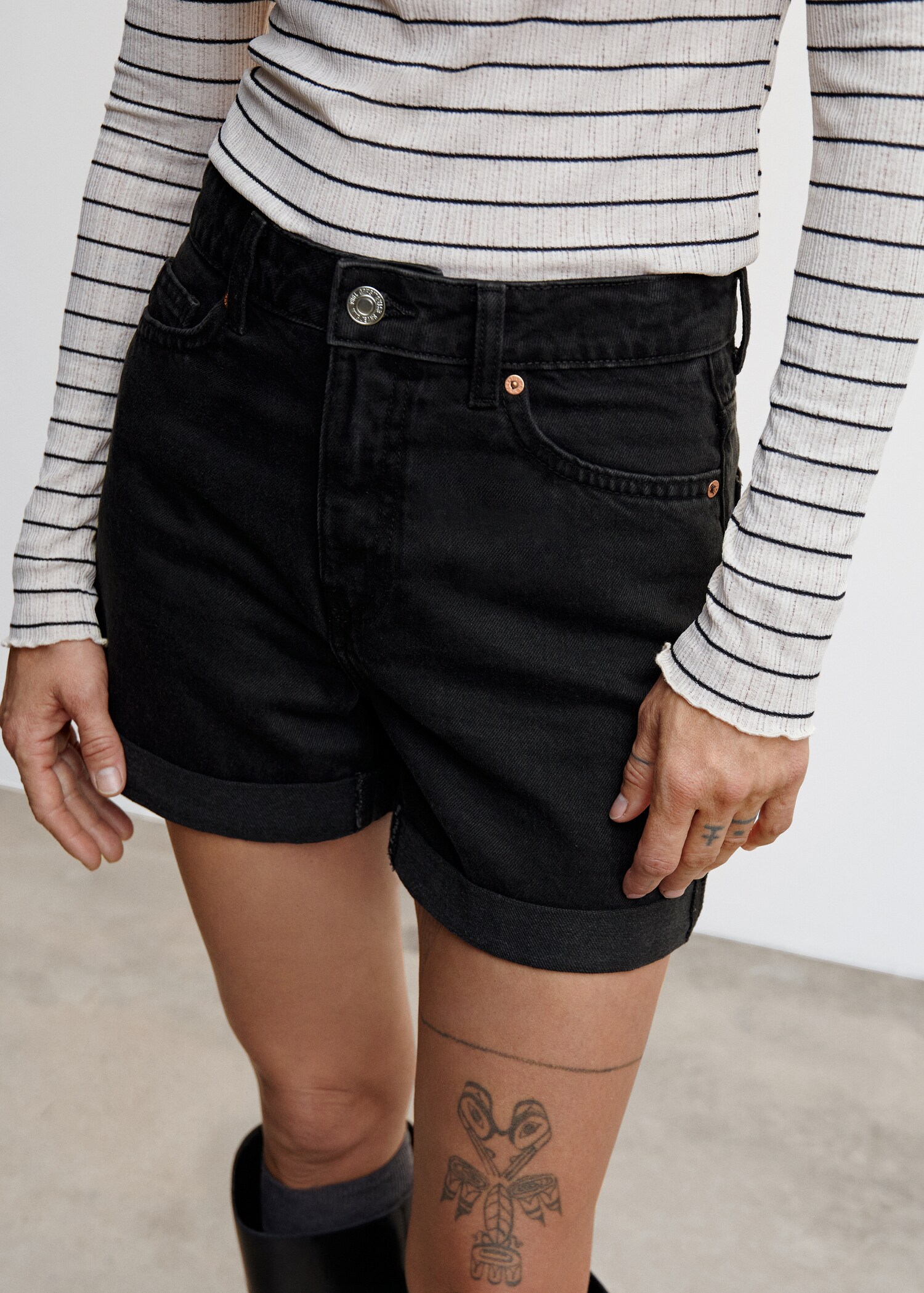 Mom-fit denim shorts - Details of the article 1