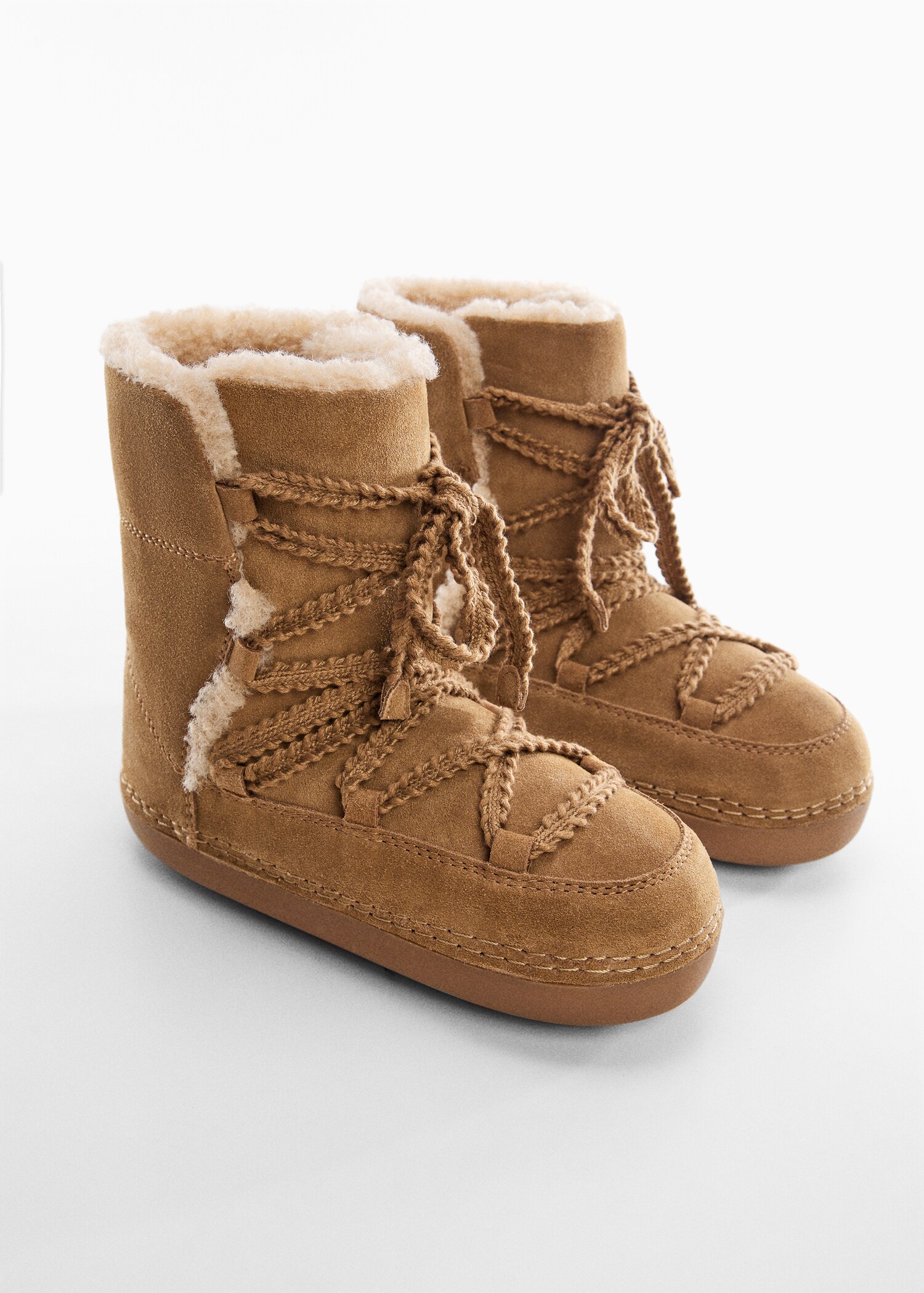 Bottes cuir imitation mouton retourné lacets - Plan moyen