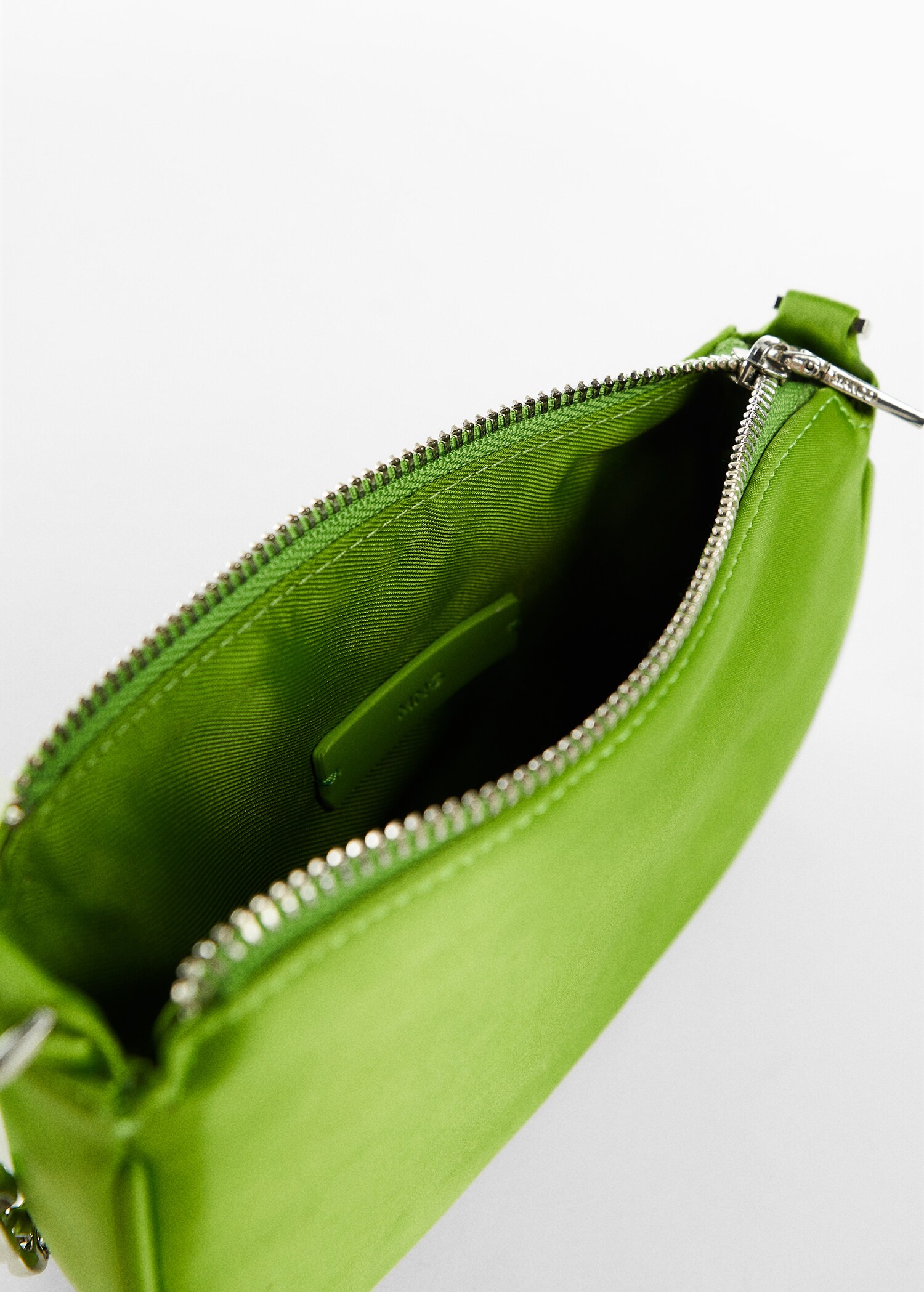 Satinierte Tasche mit Kette - Detail des Artikels 1