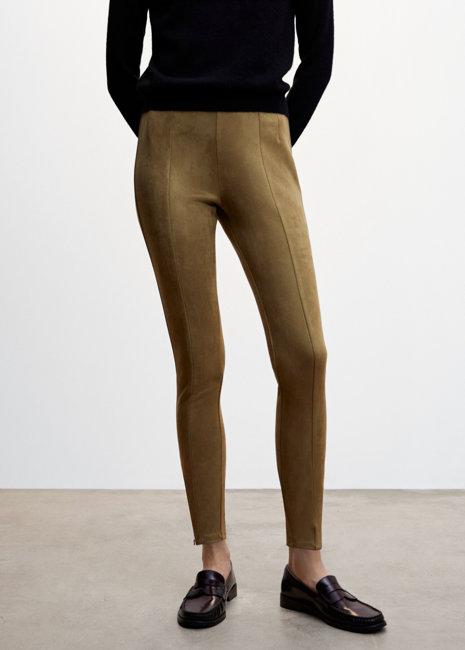 Legginsy z imitacji zamszu - Plan średni