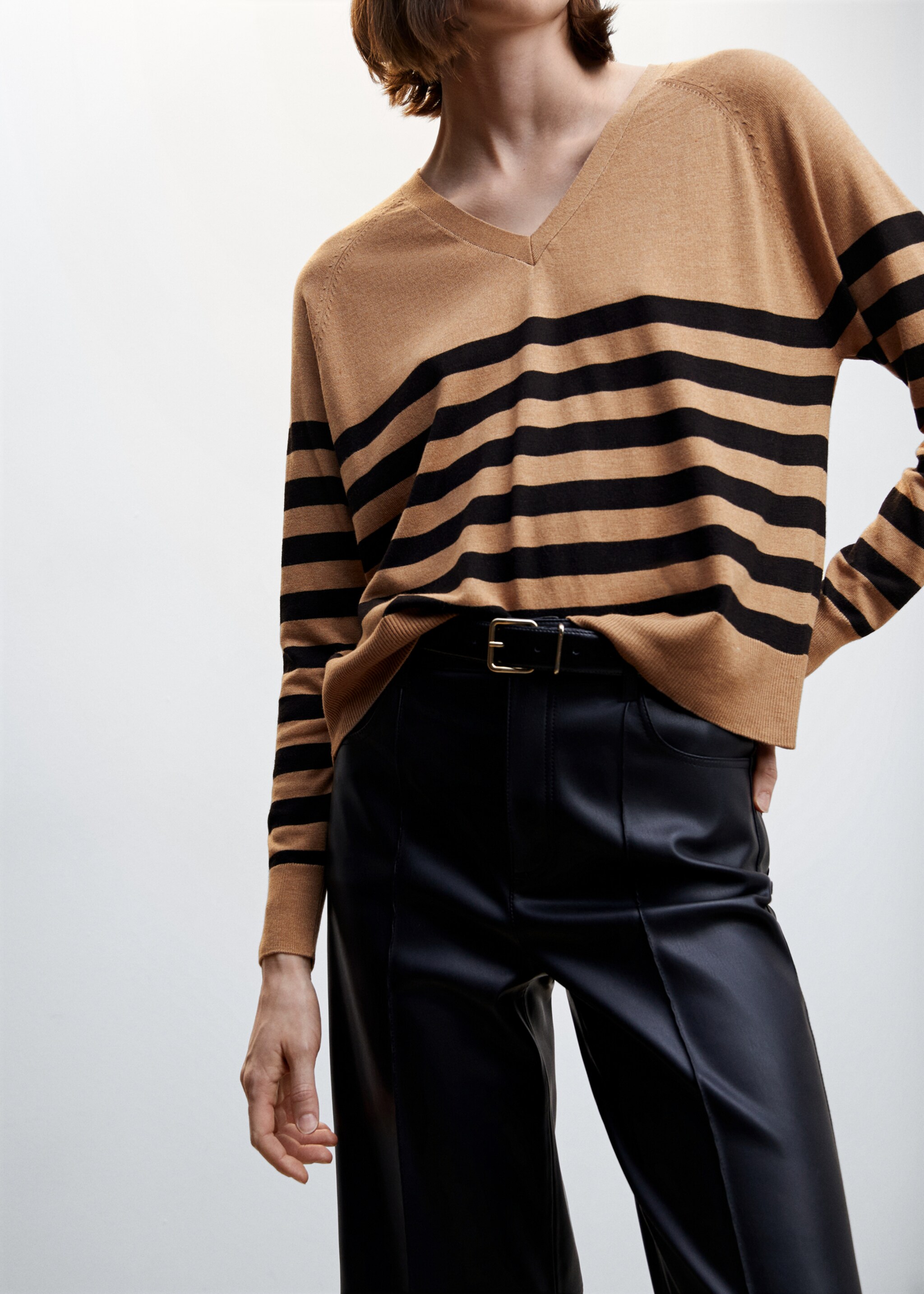 Fine-knit striped sweater - Details of the article 6, Medium Brown. Ref: 47021301-00.