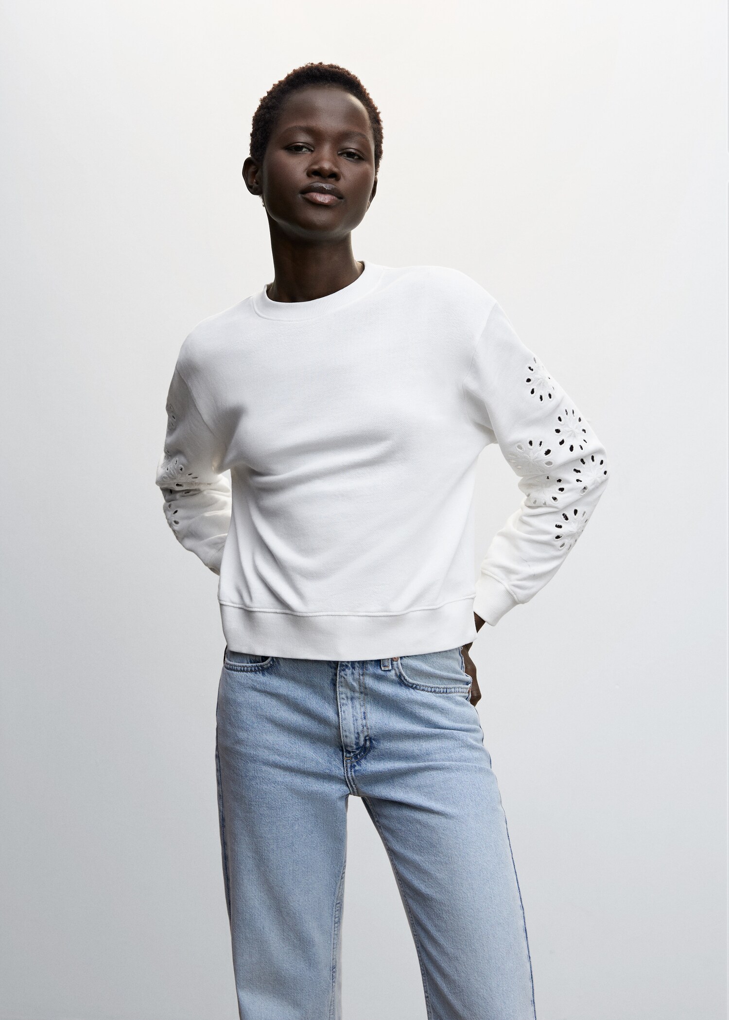 Sweatshirt de mangas recortadas - Plano médio