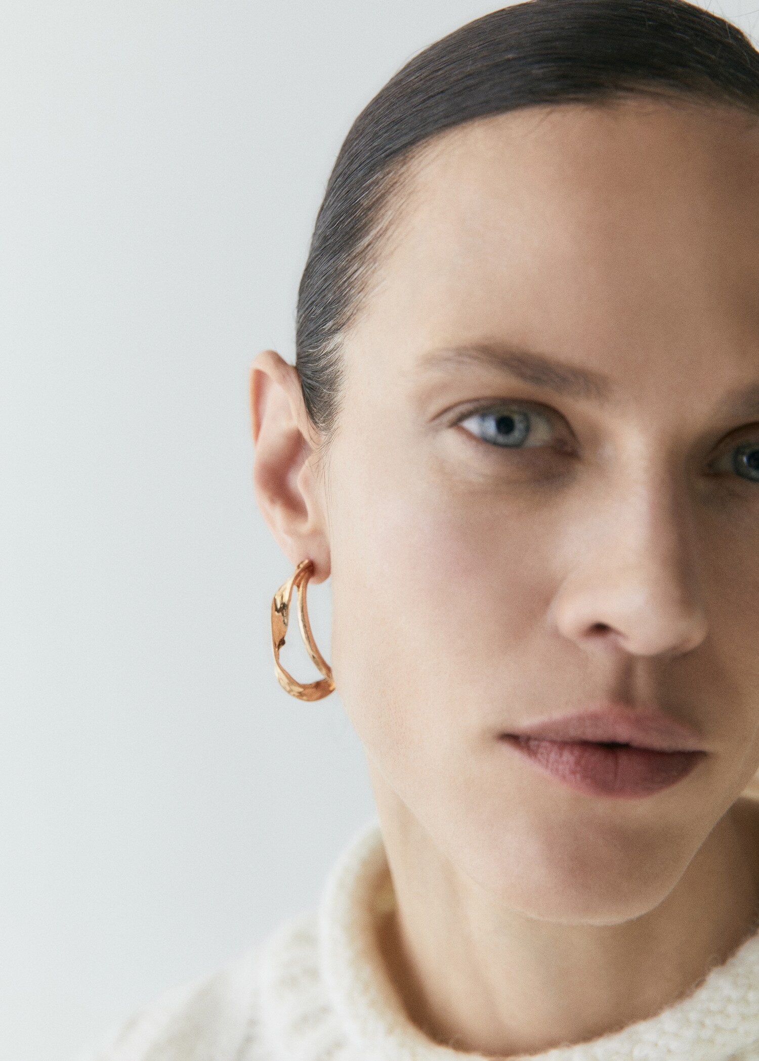 Twisted hoop earrings - Details of the article 9