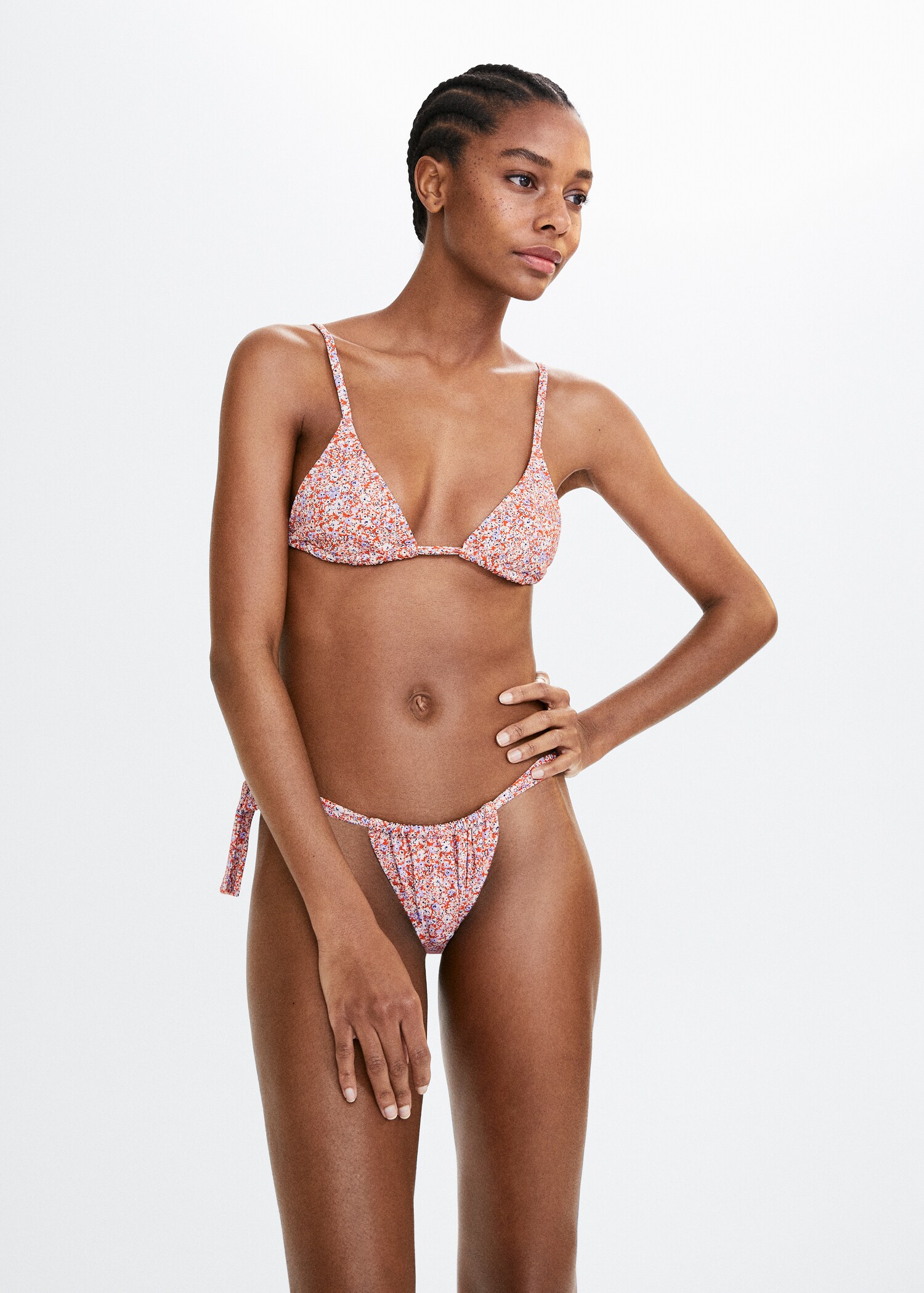 haut de bikini triangle - Plan moyen