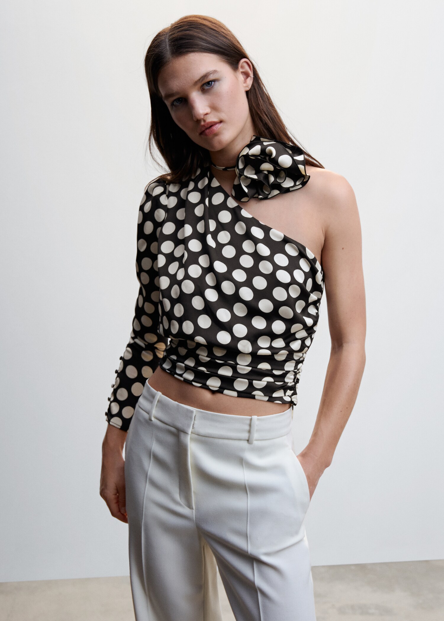 Polka Dots-Bluse mit Blumenapplikation - Mittlere Ansicht