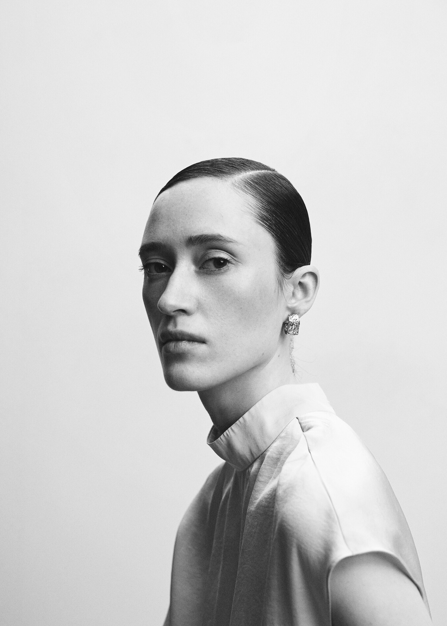 High collar satin blouse - Details of the article 1