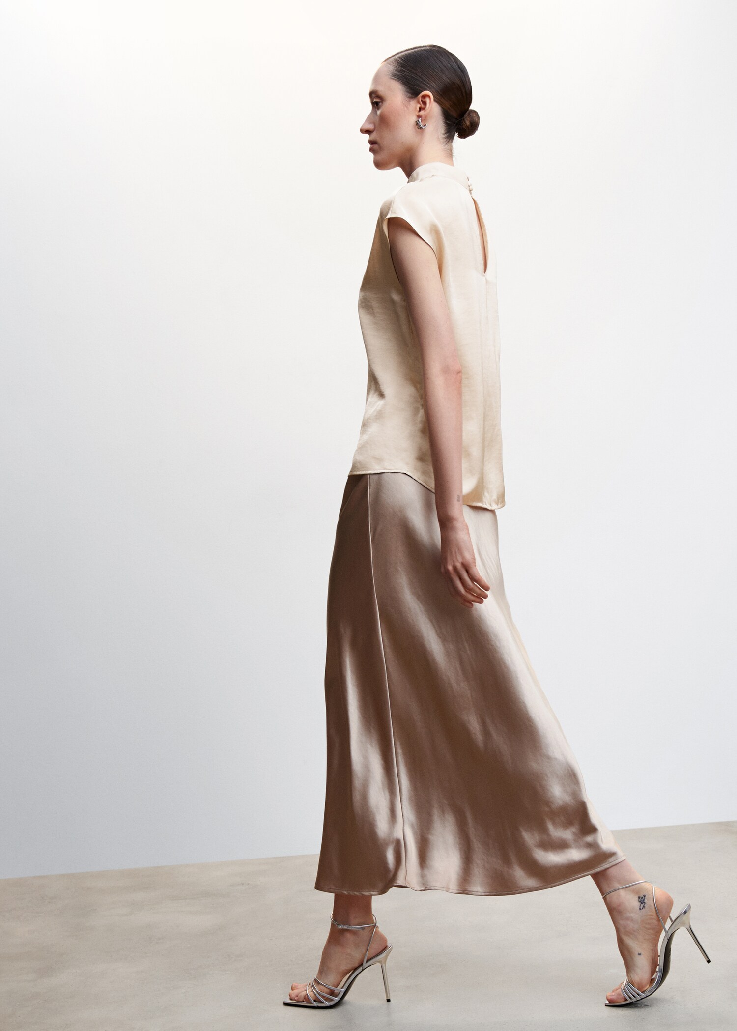 High collar satin blouse - Details of the article 2
