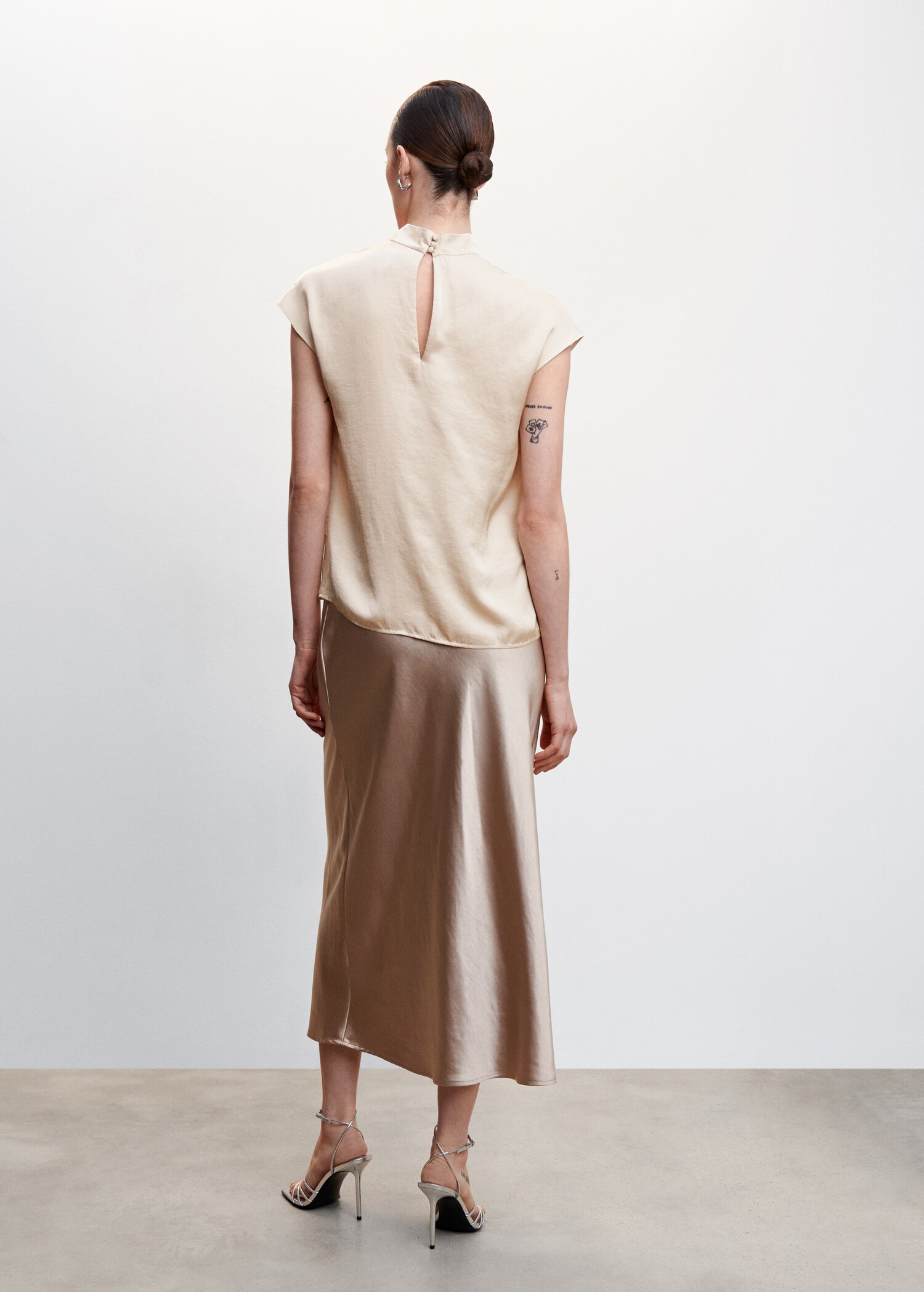 High collar satin blouse - Reverse of the article