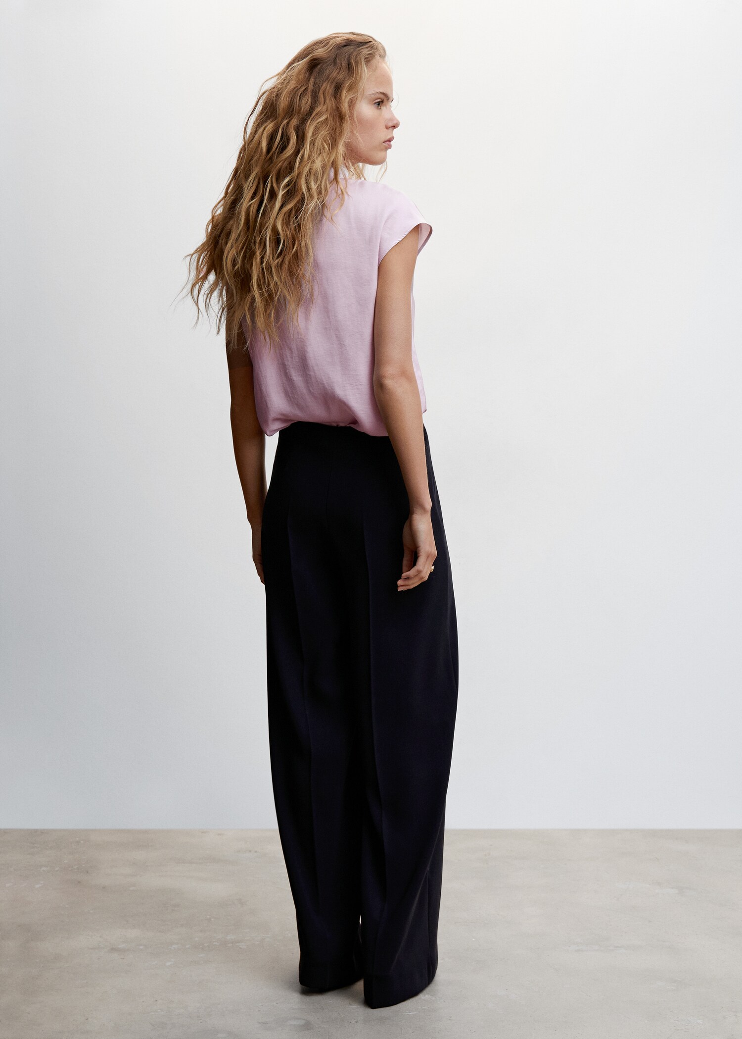 High collar satin blouse - Reverse of the article