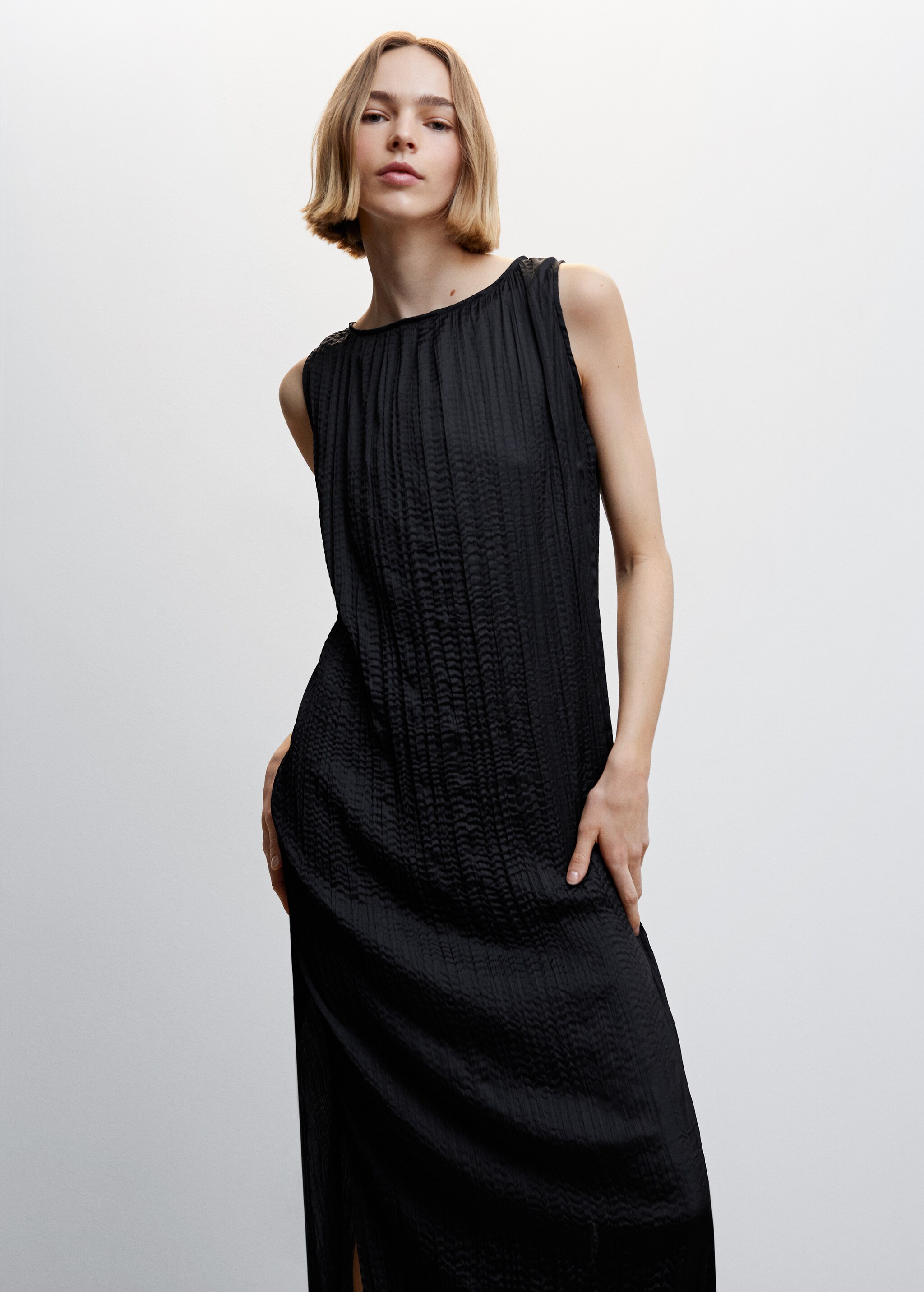 Schwarzes Midi-Kleid mit Textur - Mittlere Ansicht