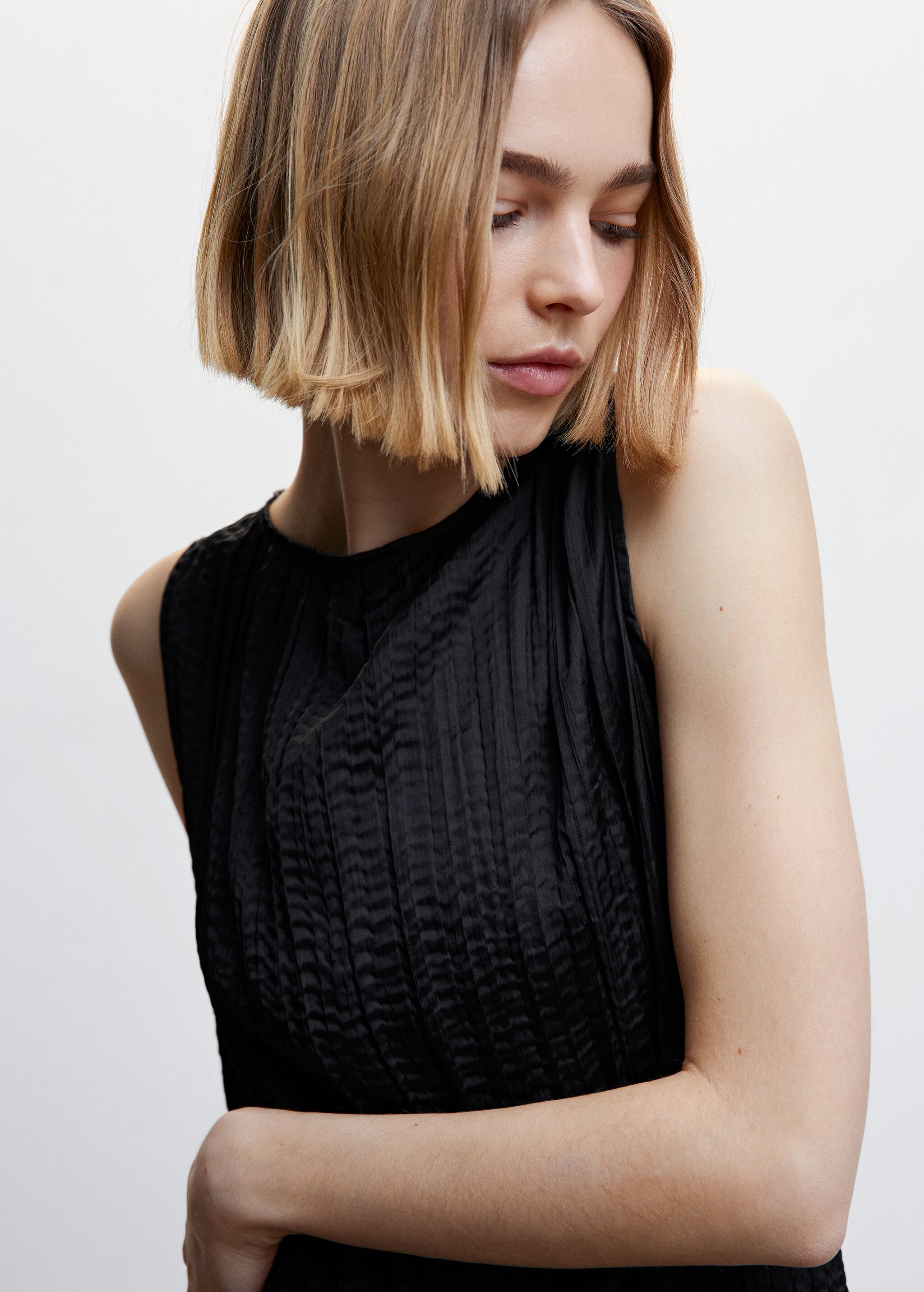 Schwarzes Midi-Kleid mit Textur - Detail des Artikels 1