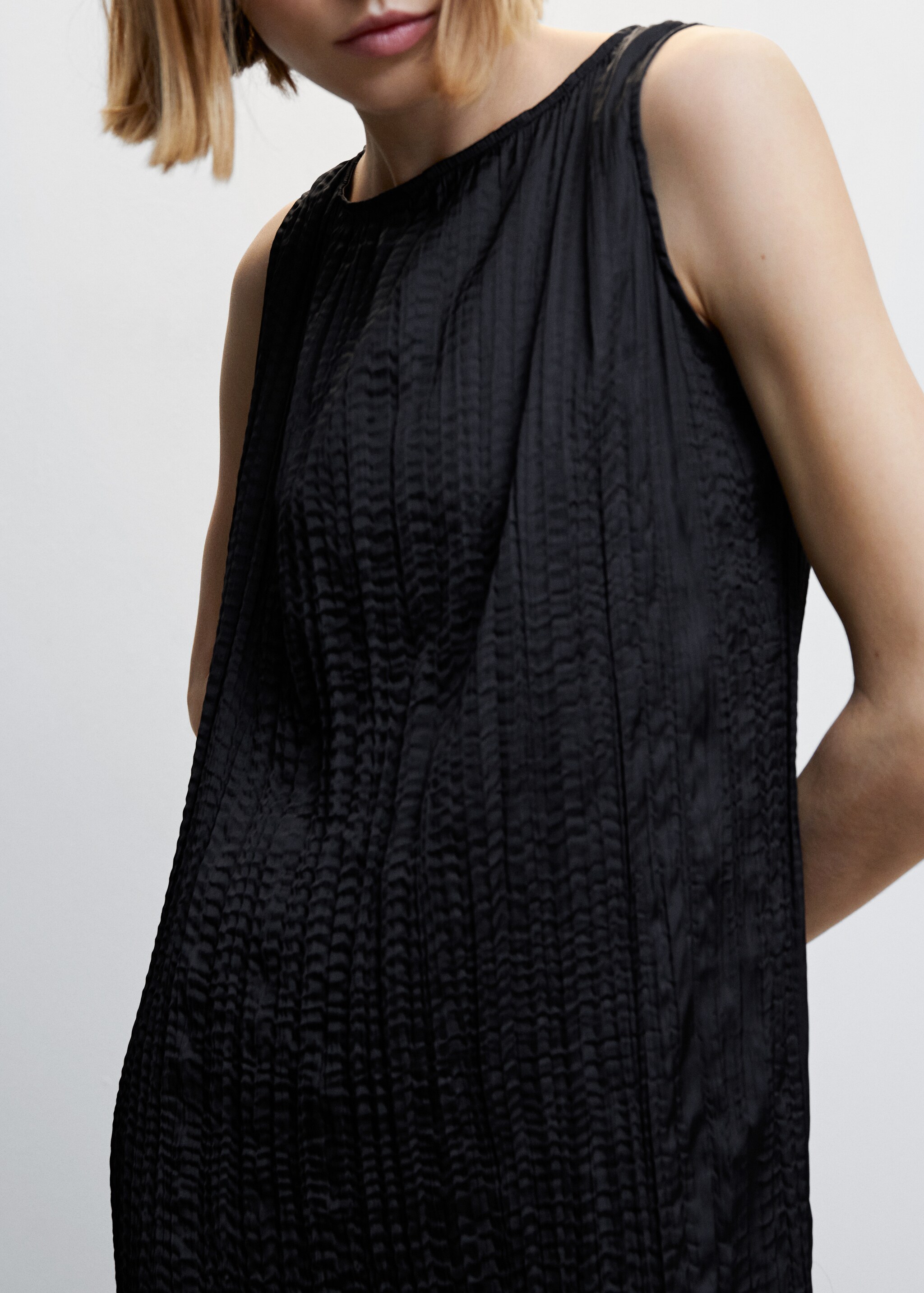 Schwarzes Midi-Kleid mit Textur - Detail des Artikels 2