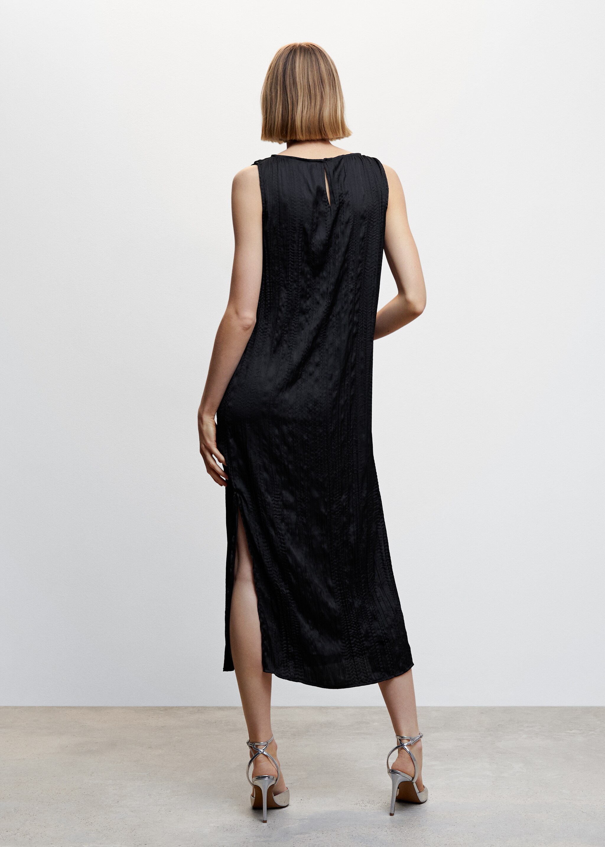 Schwarzes Midi-Kleid mit Textur - Rückseite des Artikels