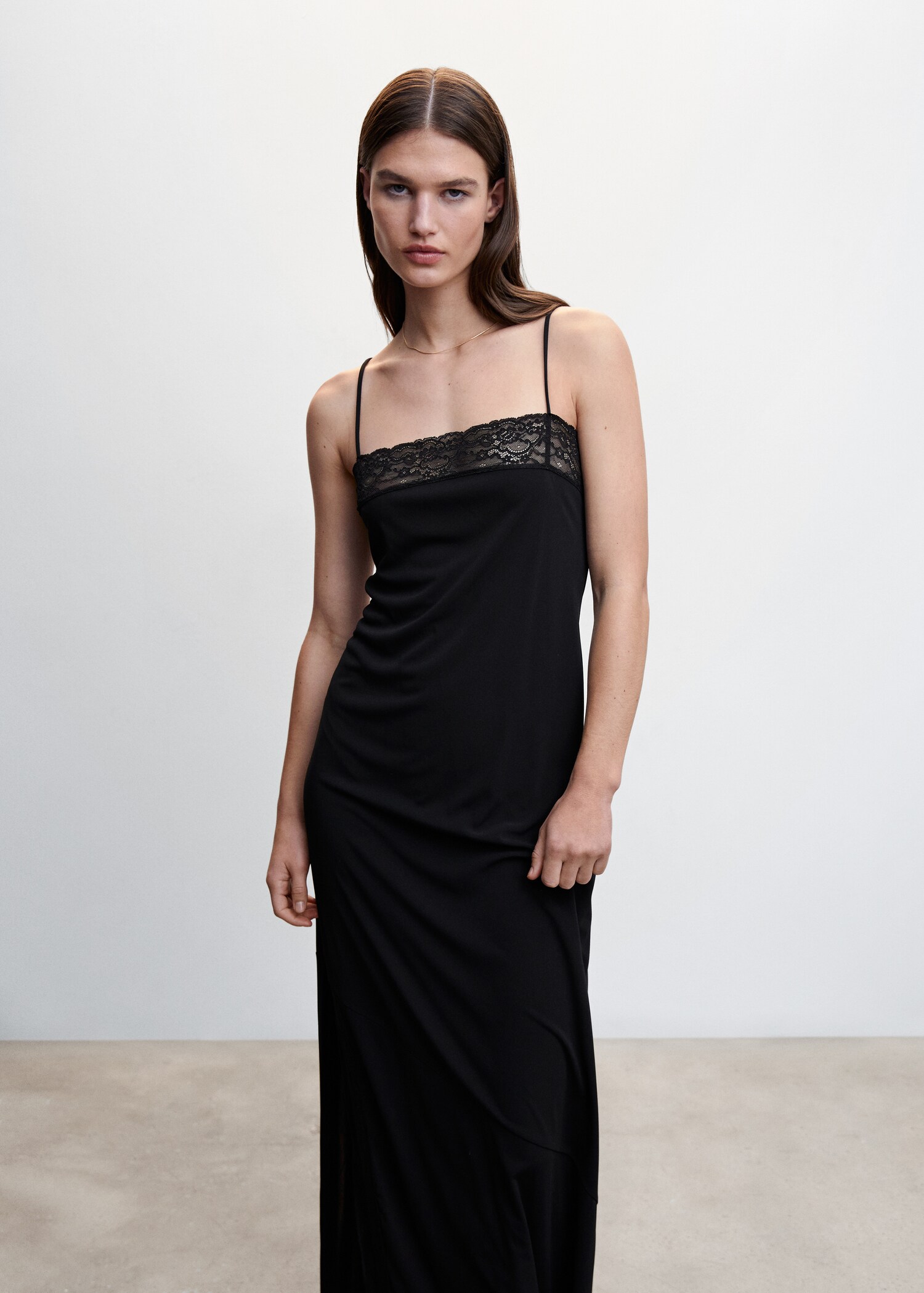 Robe détails dentelle - Plan moyen