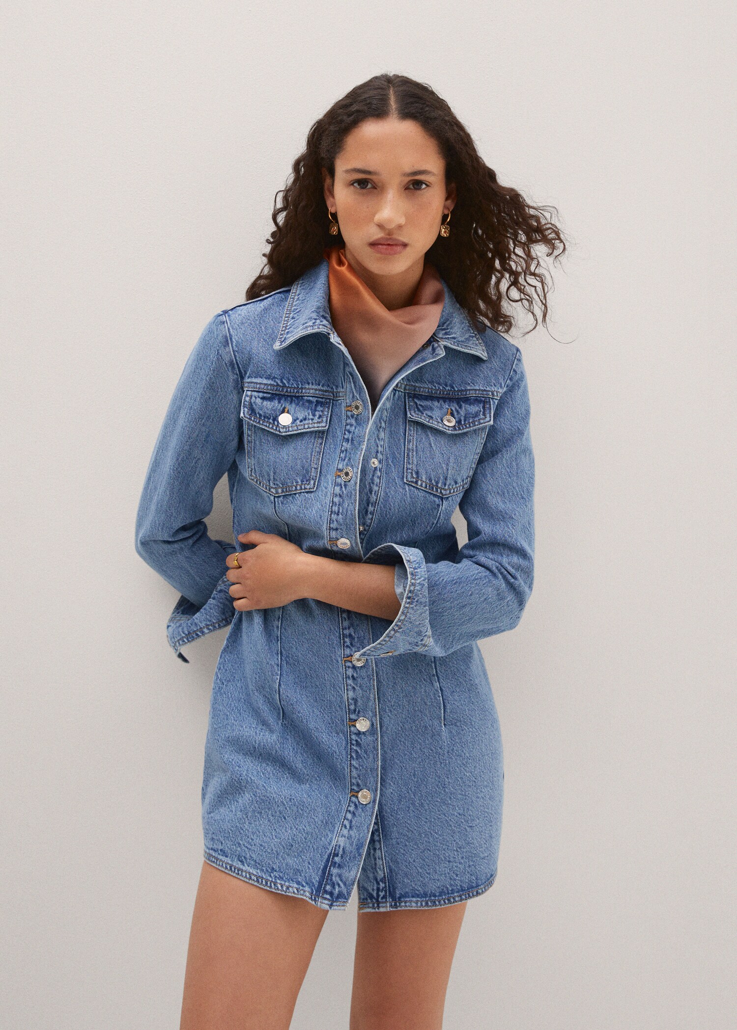 Vestido vaquero bolsillos - Plano medio