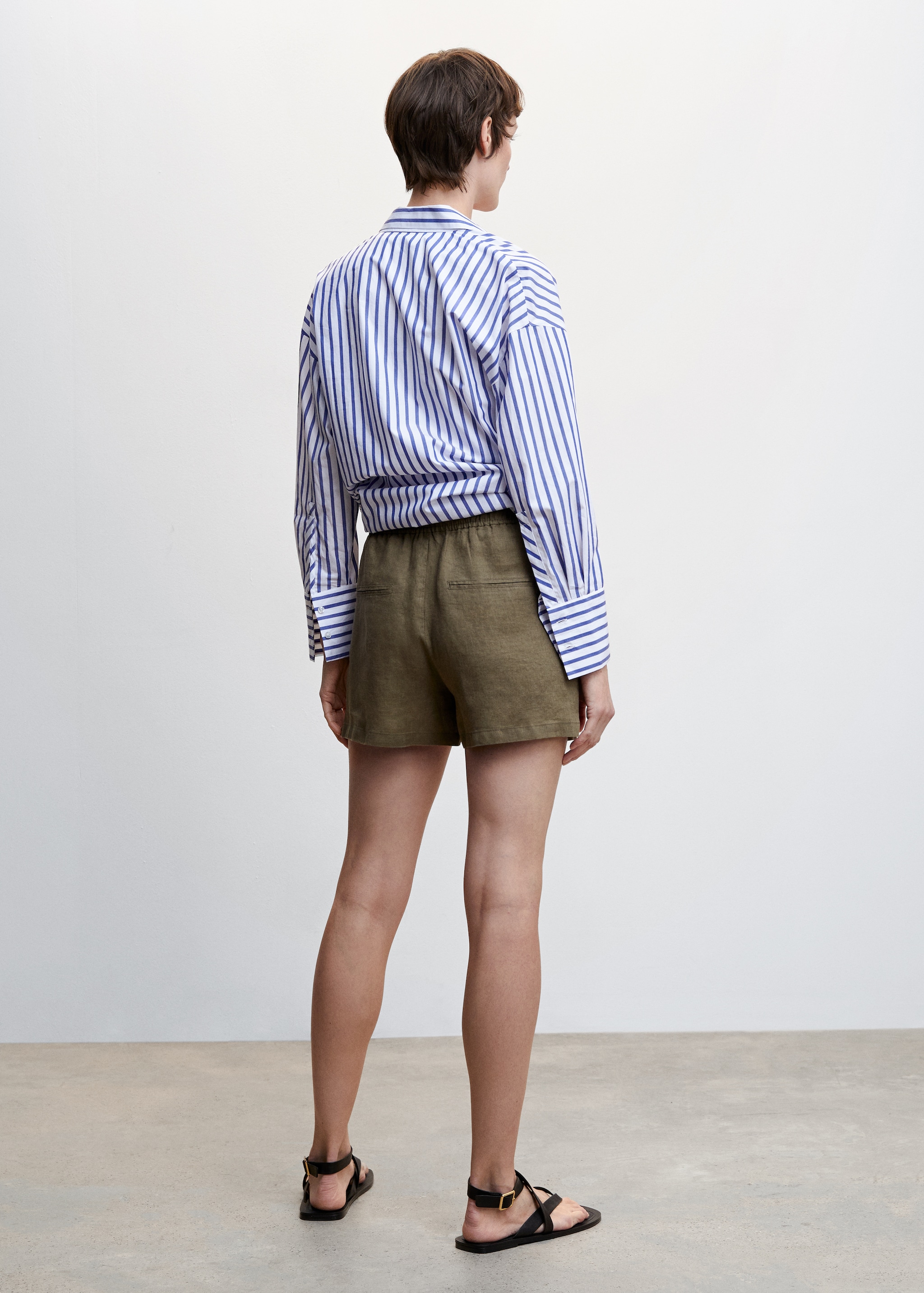 Linen shorts with drawstring - Reverse of the article