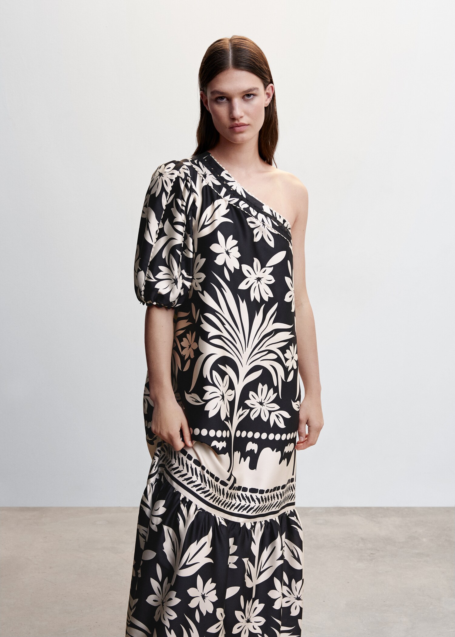 Vestido satinado asimétrico - Plano medio