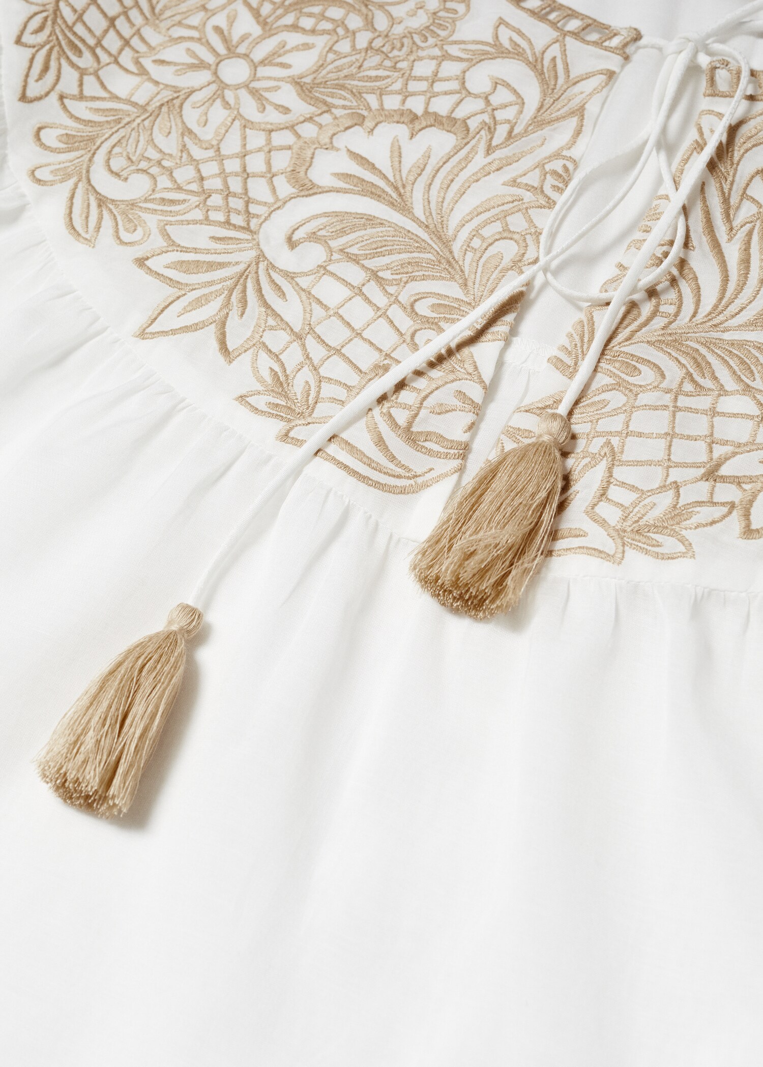 Bestickte Bluse mit Kordel - Detail des Artikels 8
