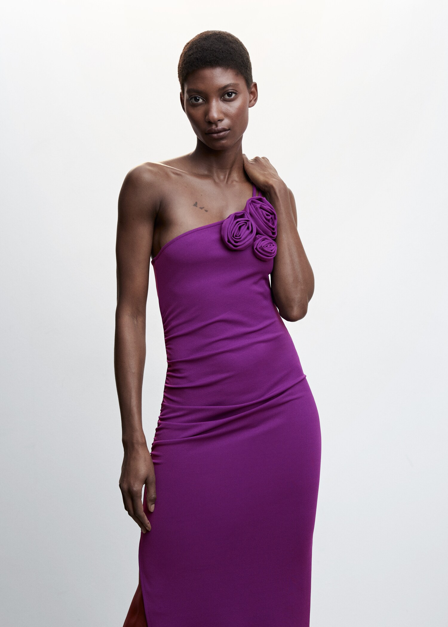 Asymmetrisches Kleid mit XXL-Blume - Mittlere Ansicht