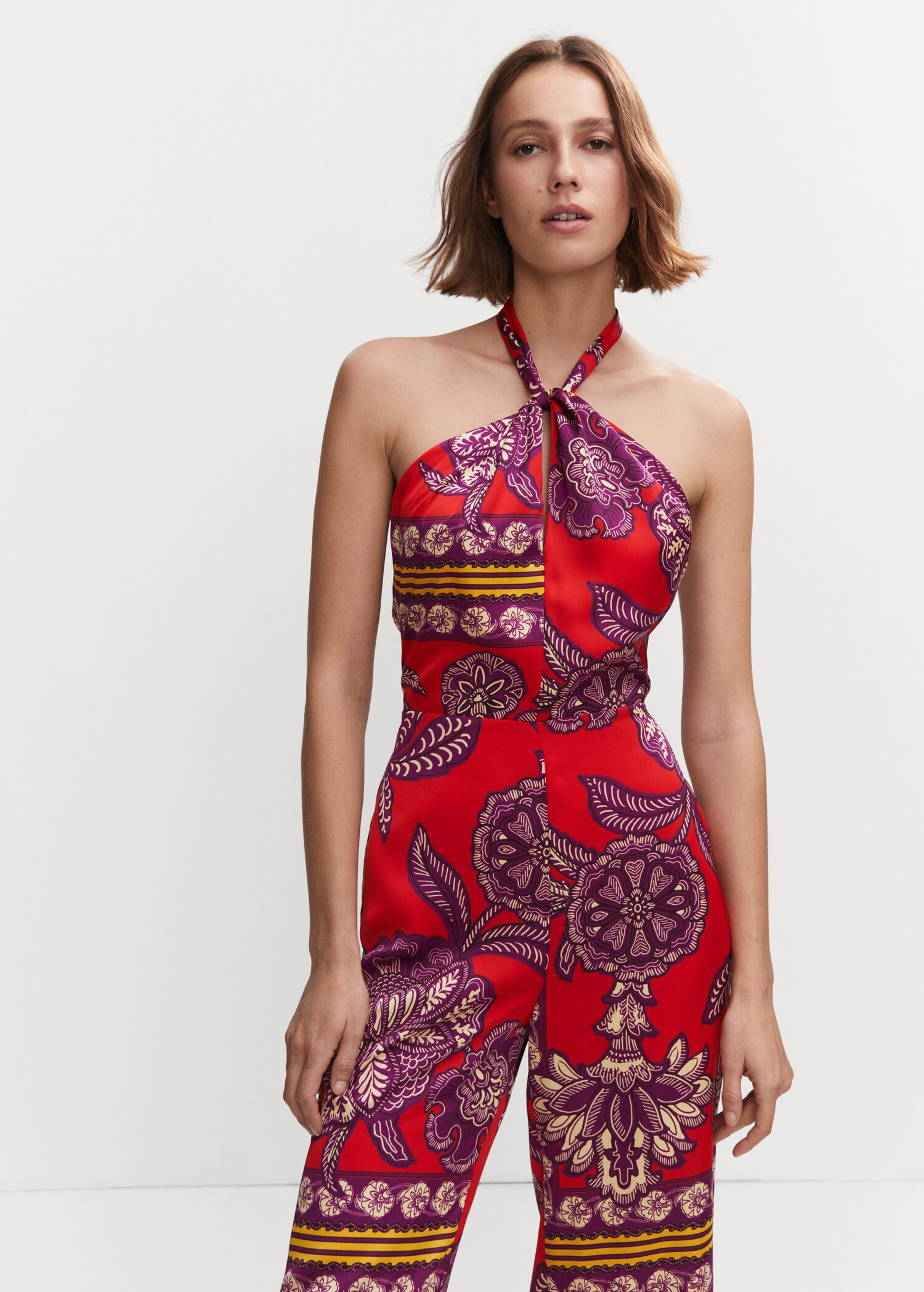 Mono satinado cuello halter - Plano medio
