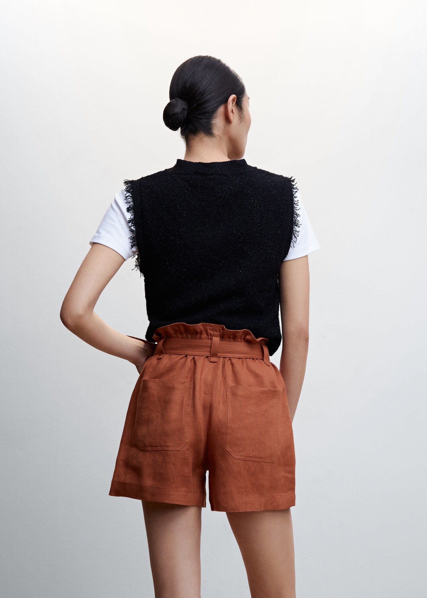 Linen shorts with belt - Reverse of the article