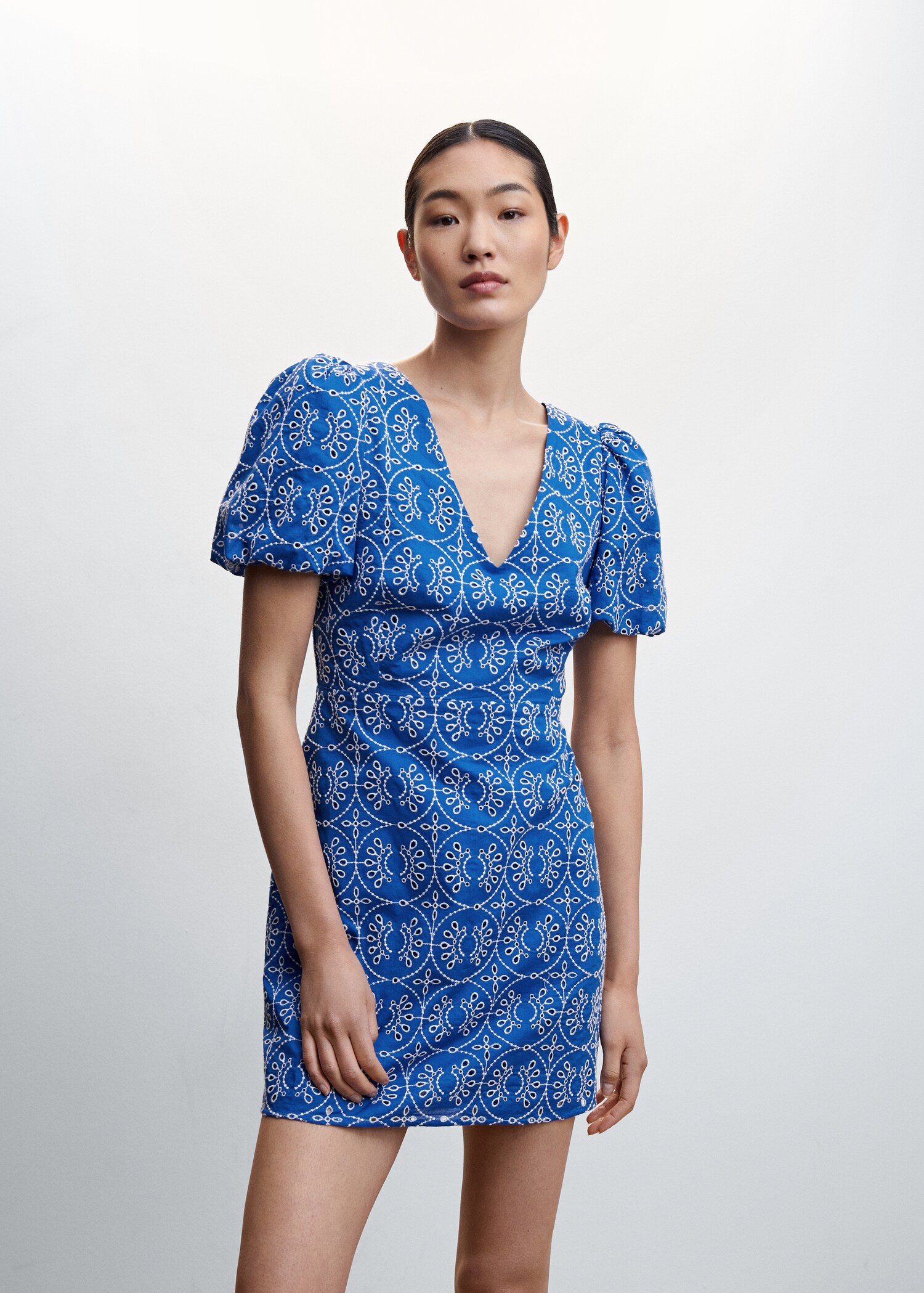 Vestido bordado espalda abierta - Plano medio