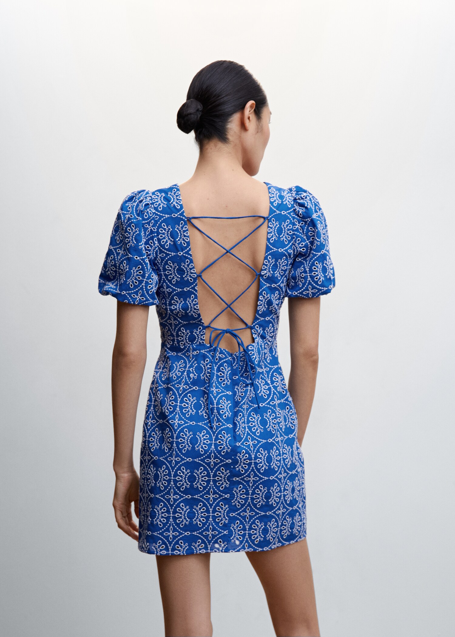 Vestido bordado espalda abierta - Reverso del artículo