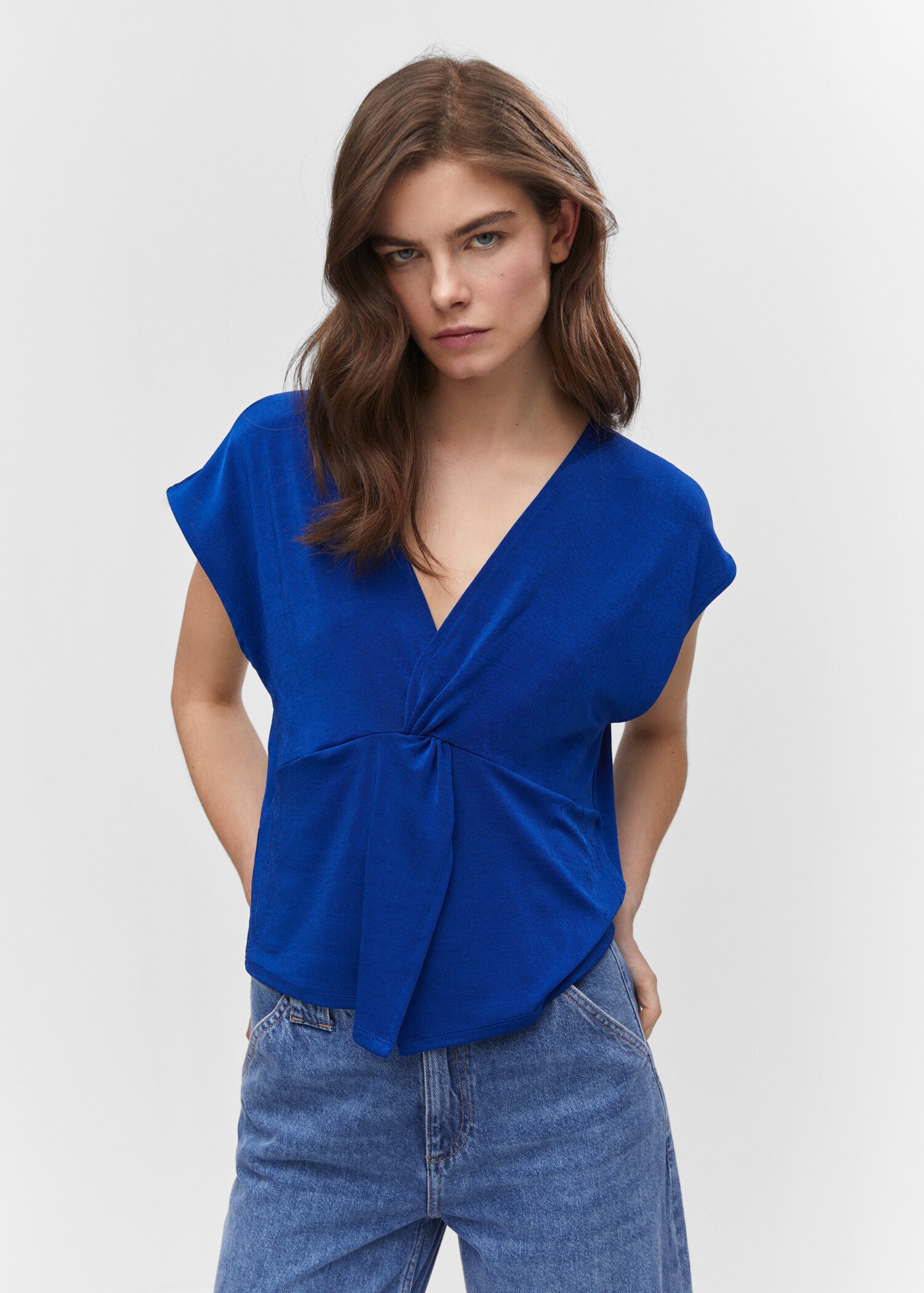 Camiseta detalle nudo - Plano medio