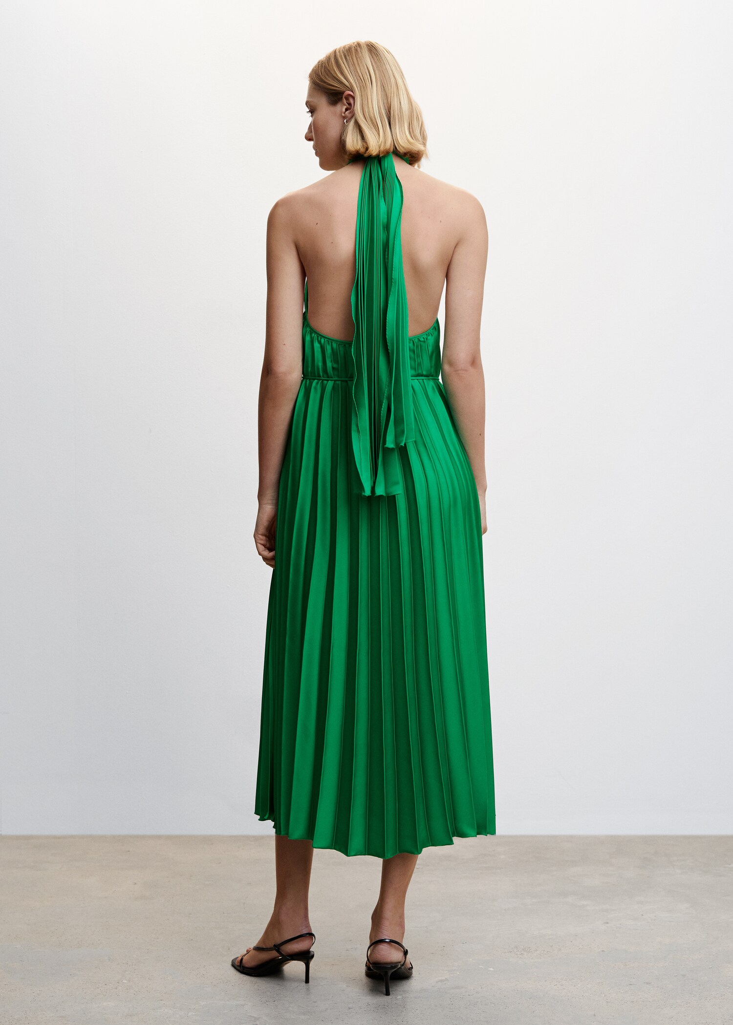 Pleated halter neck dress - Reverse of the article