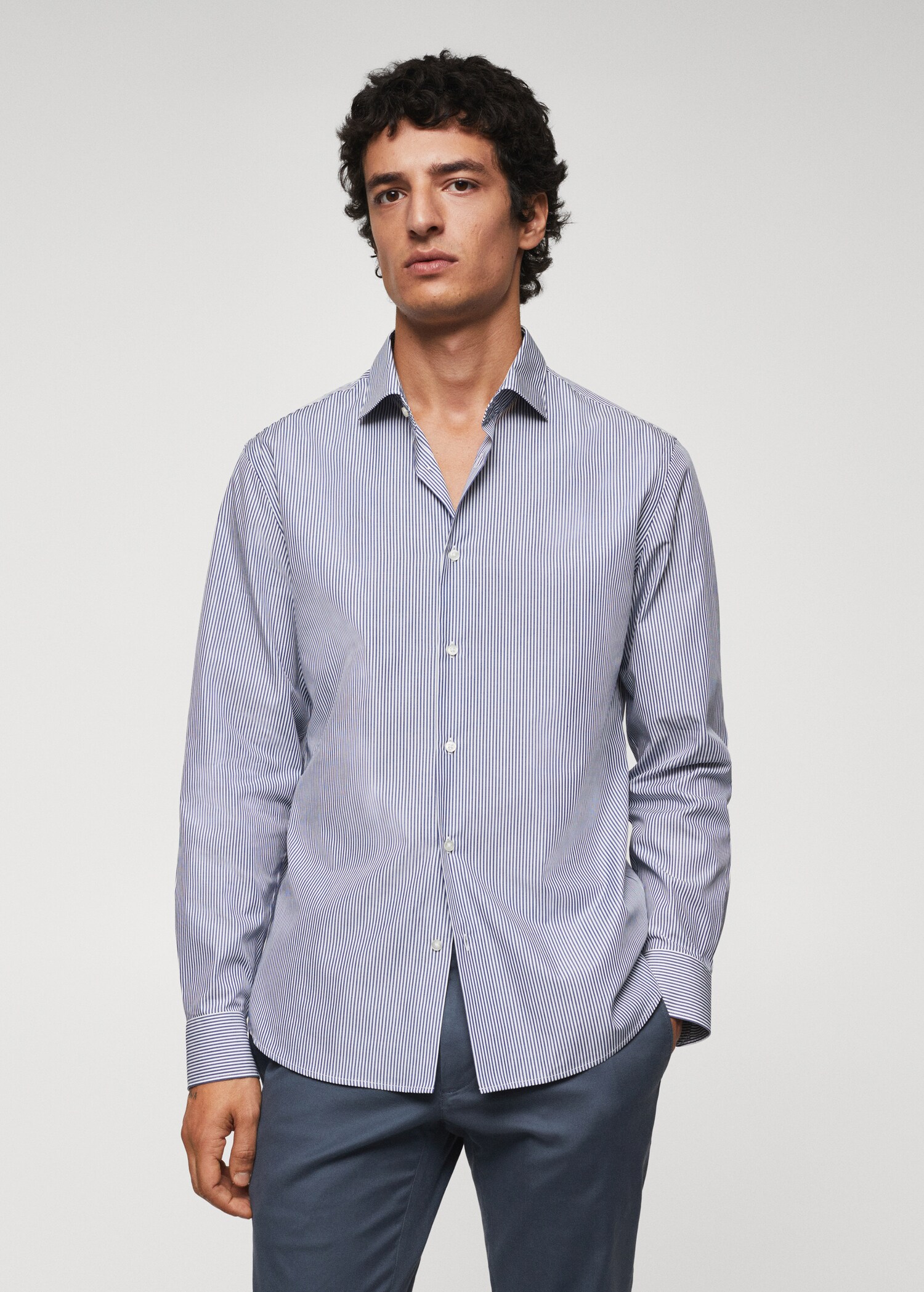 Gestreiftes Slim Fit-Hemd aus Baumwolle - Mittlere Ansicht