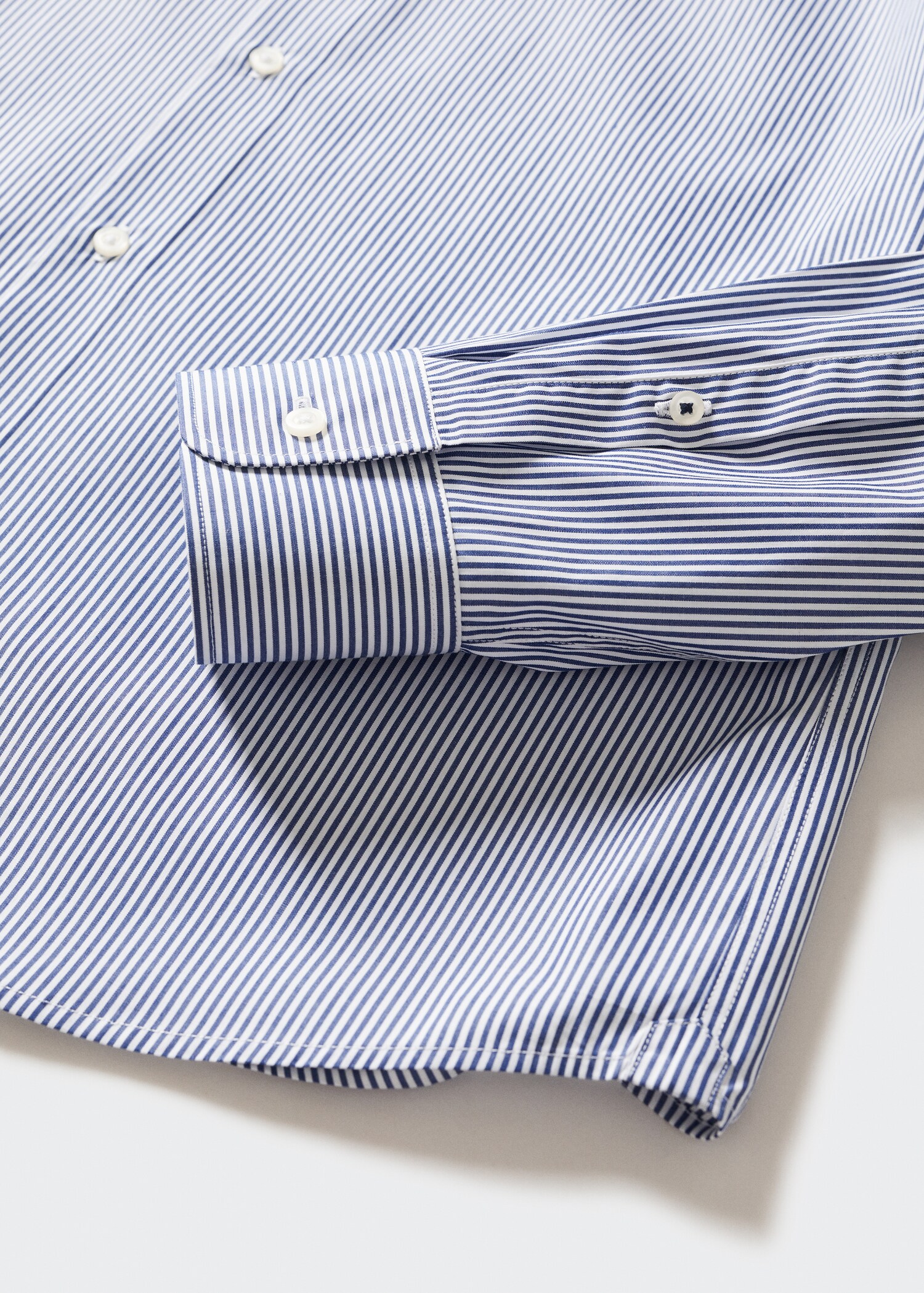 Gestreiftes Slim Fit-Hemd aus Baumwolle - Detail des Artikels 8