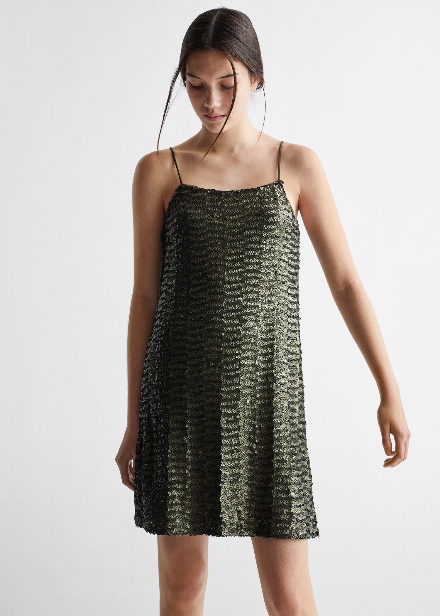 Robe courte à paillettes semi-transparente - Plan moyen