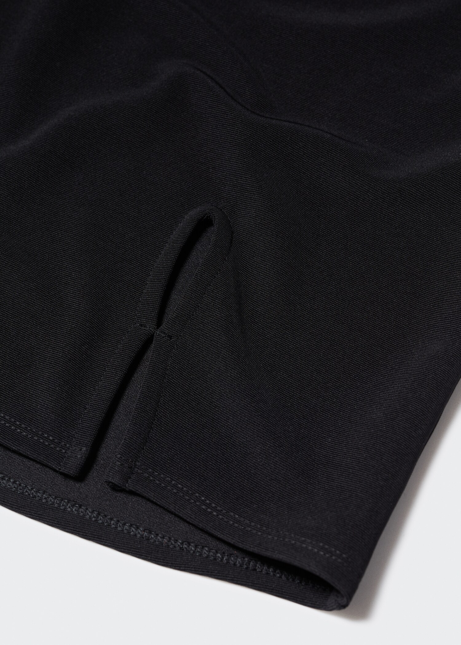 Kurzes Kleid mit Schulterpolstern - Detail des Artikels 8