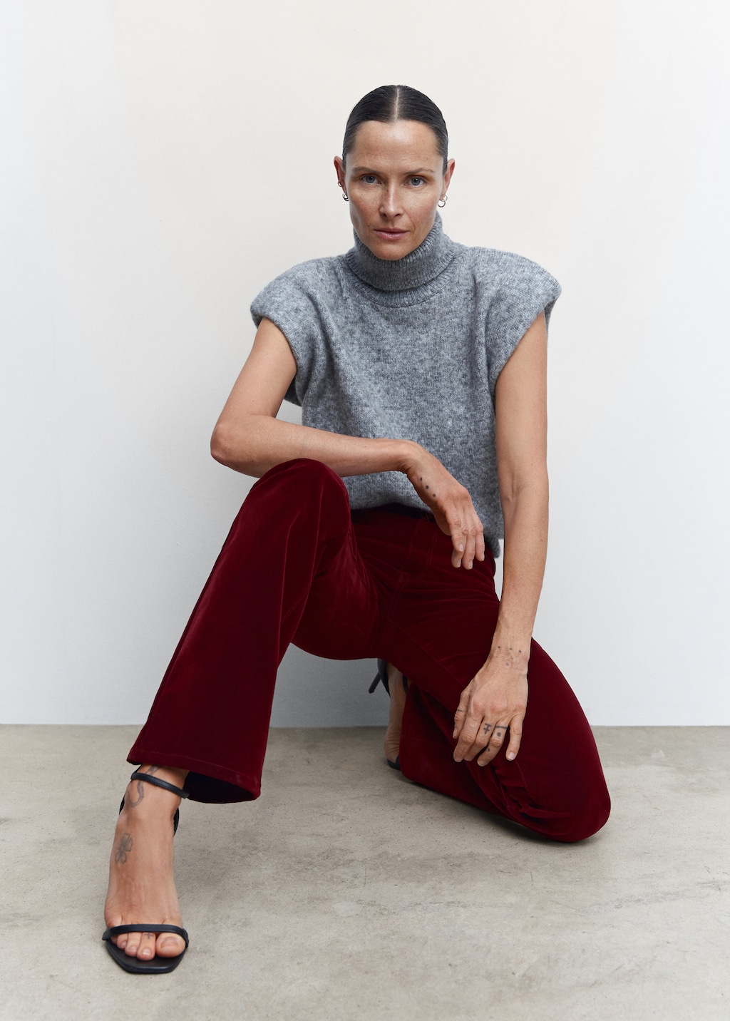 Jeans flare tiro medio terciopelo Mujer MANGO OUTLET Espana Peninsula y Baleares
