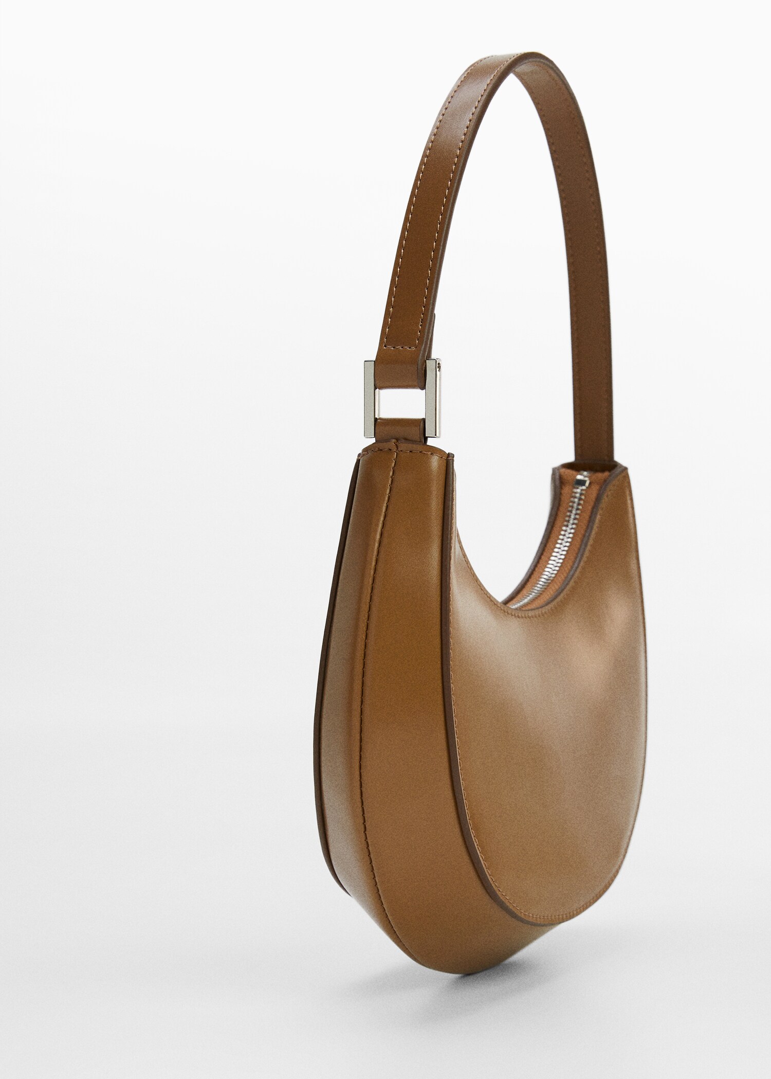 Bolso ovalado asa corta  - Plano medio
