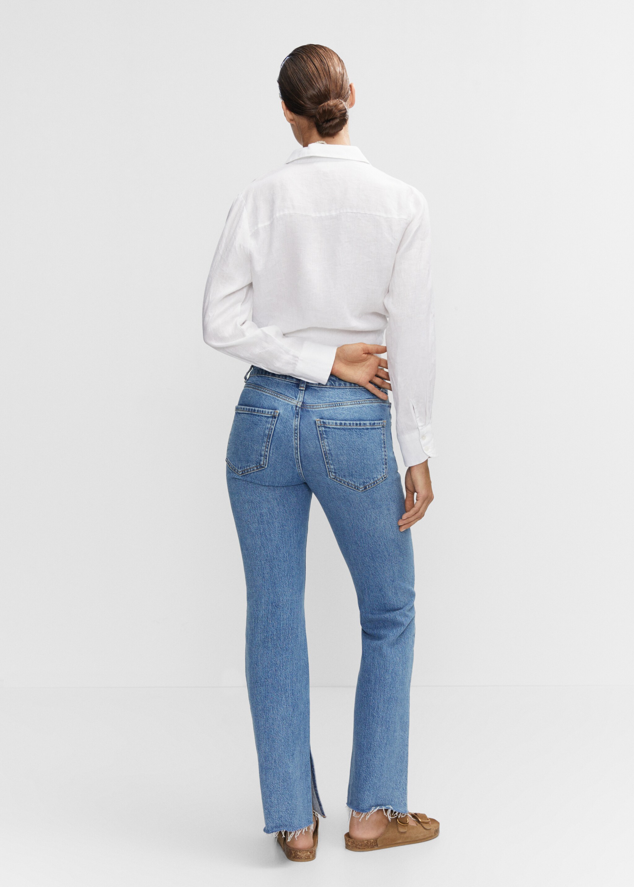 Medium-rise straight jeans with slits - Reverse of the article