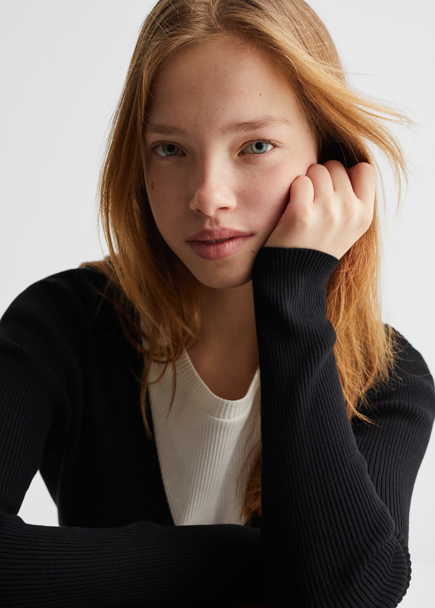 Ribbed cardigan with buttons - Details of the article 1