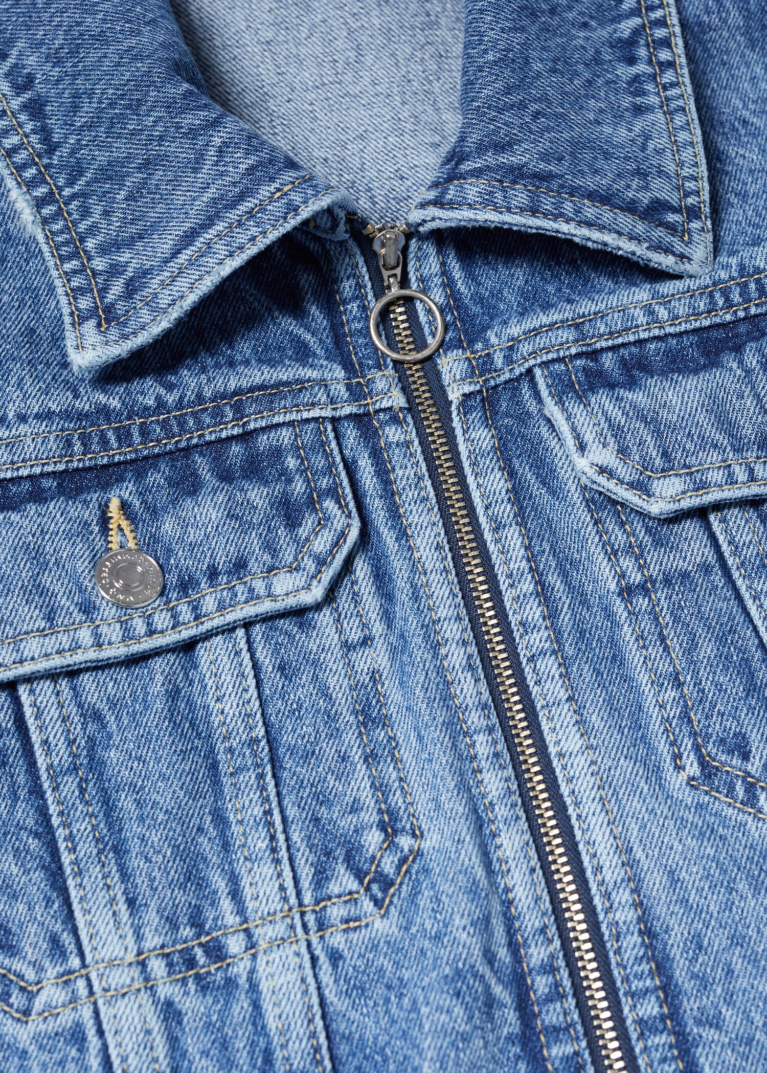 Jeansjacke mit ausgefransten Abschlüssen - Detail des Artikels 8