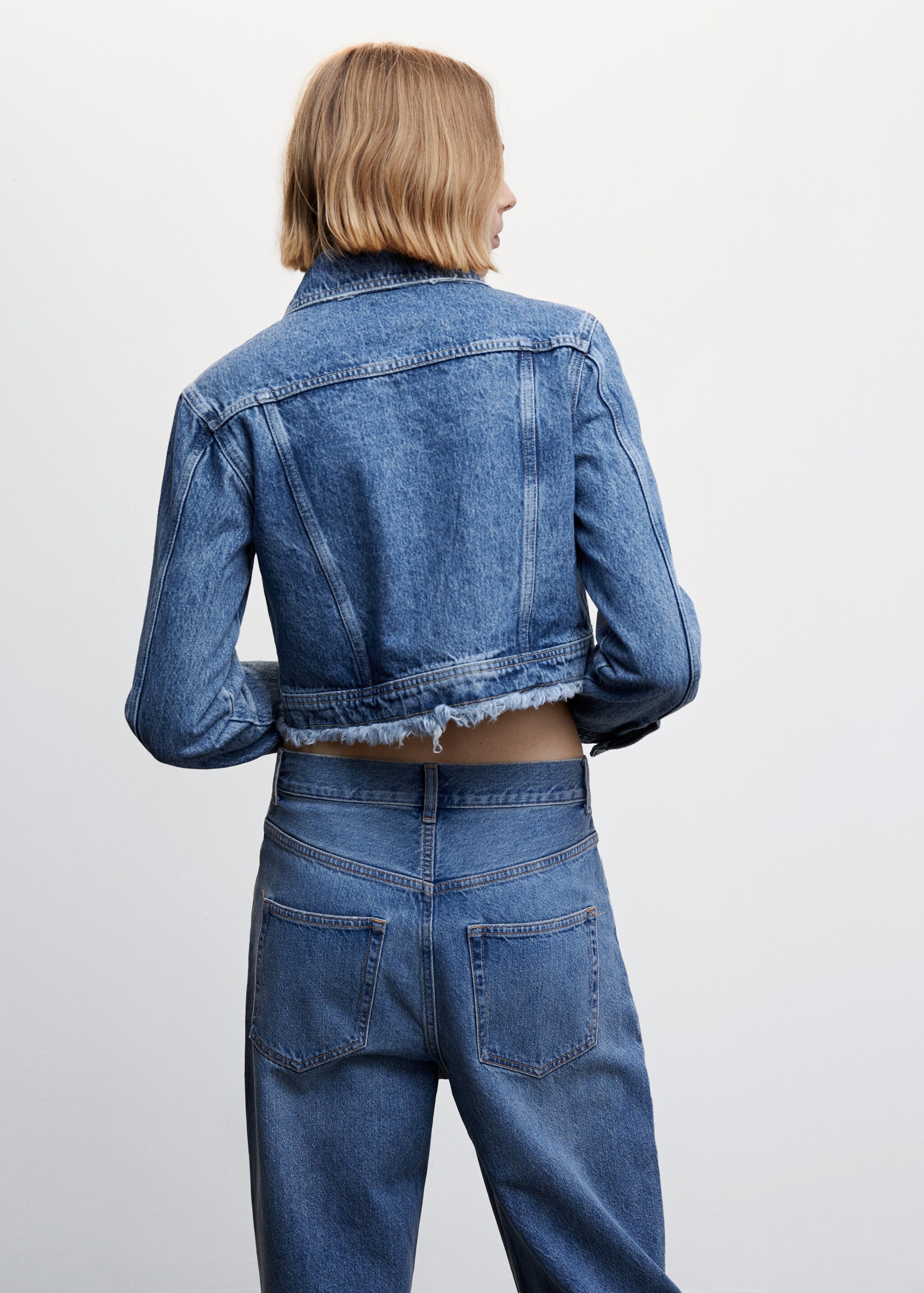 Jeansjacke mit ausgefransten Abschlüssen - Rückseite des Artikels
