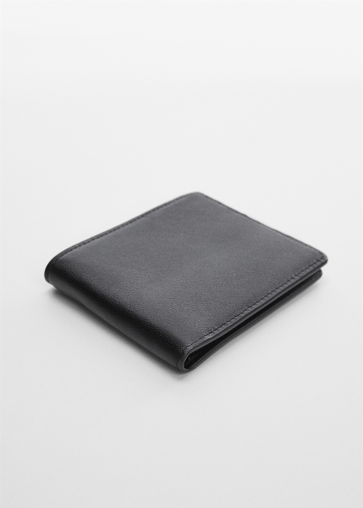 Plain leather wallet - Details of the article 1