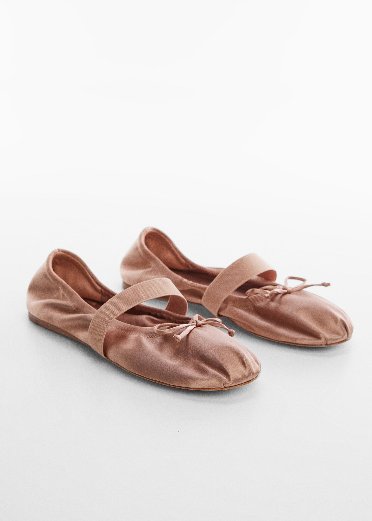 Bailarina elástica satinada - Plano medio