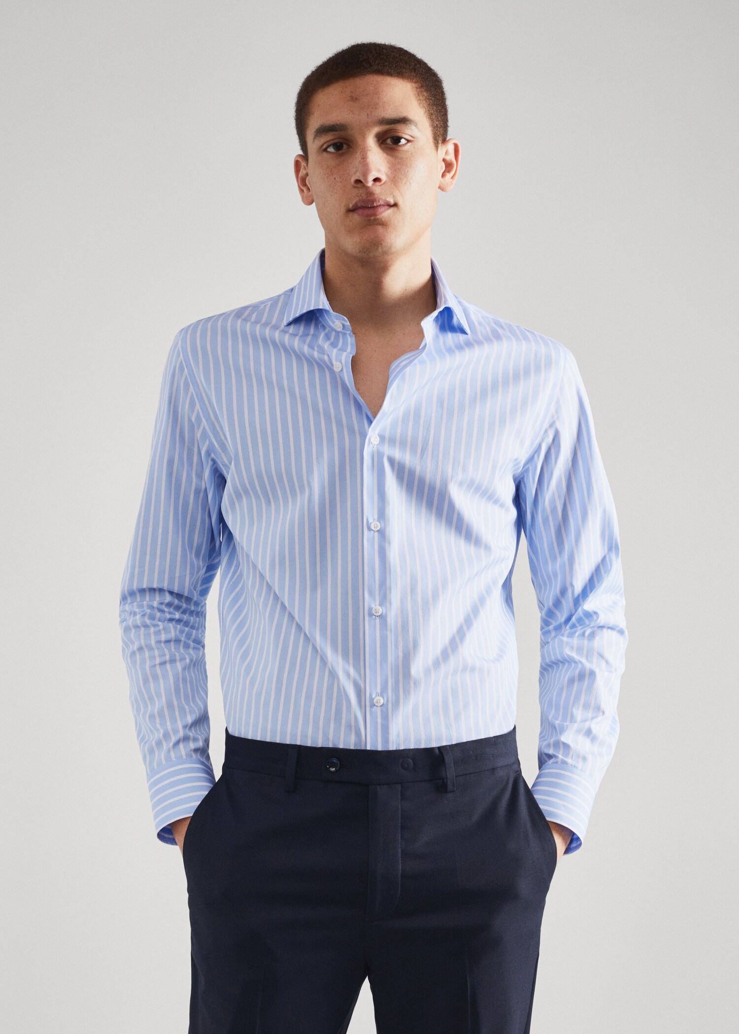 Slim Fit-Anzugshemd aus Baumwolle - Mittlere Ansicht